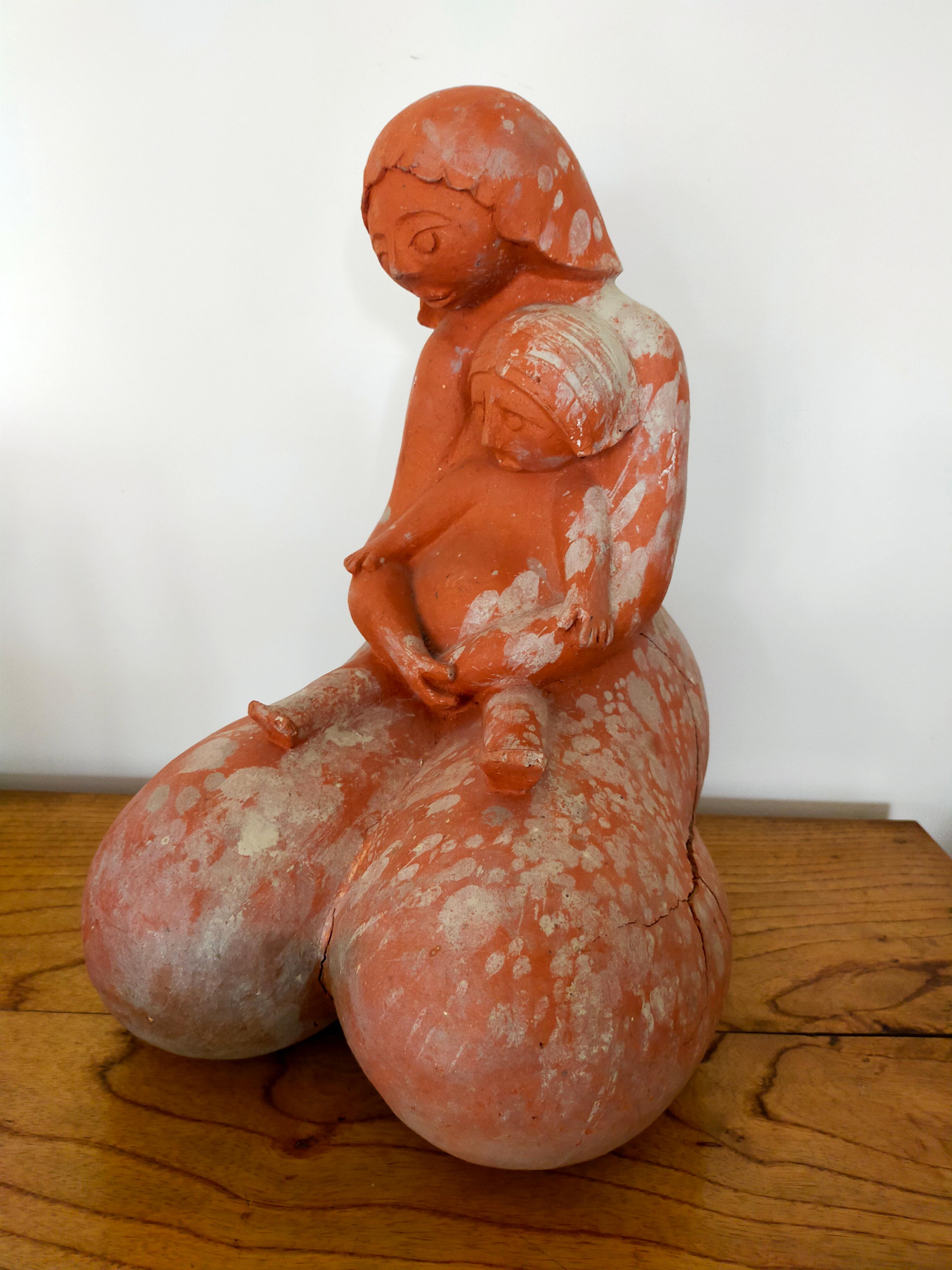 Beautiful woman with child in terra cotta
French work from the 1950s
Terracotta cracked with trace of beige glaze
Unknown artist however work of very great quality.
