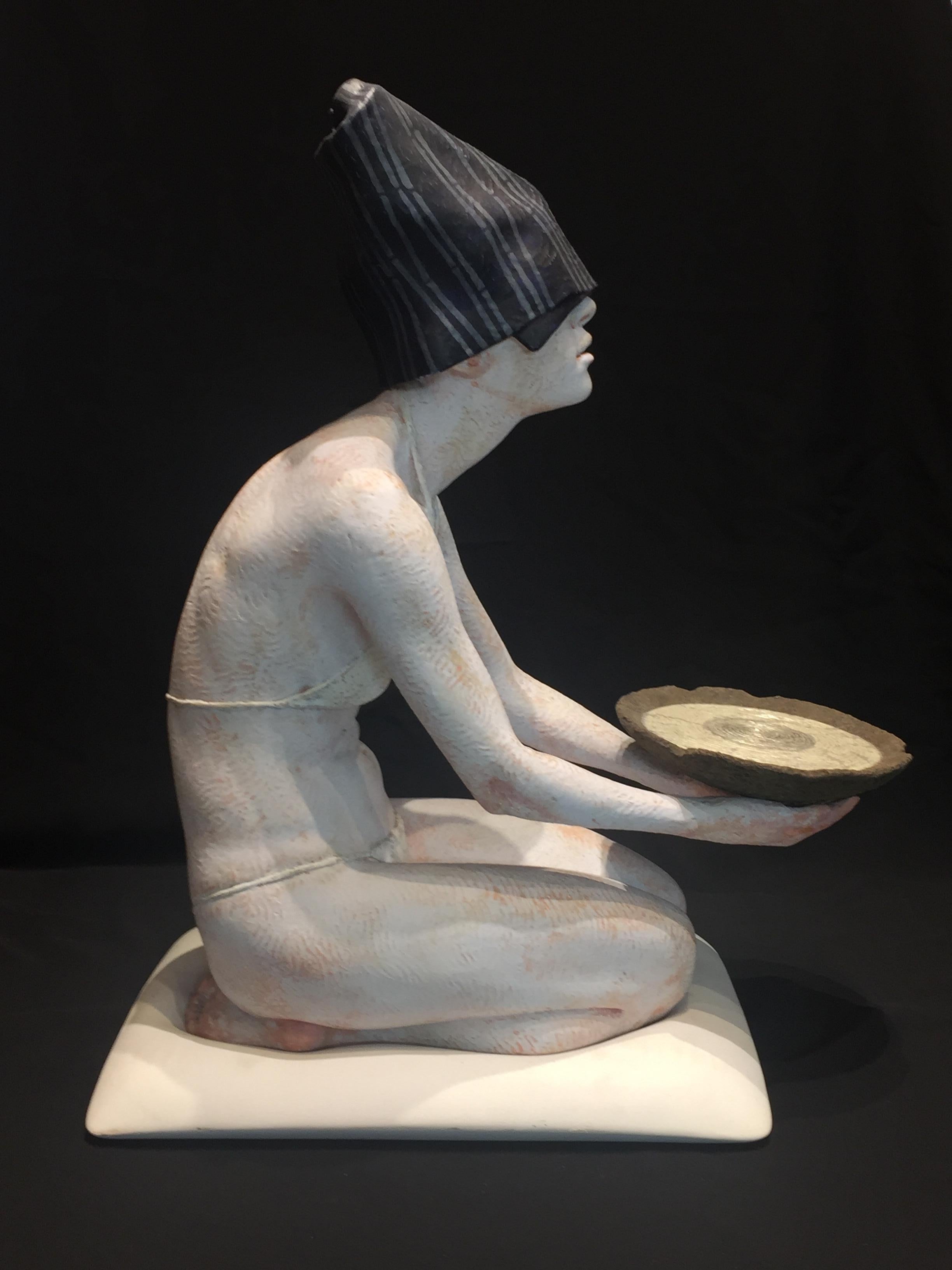 Signé par l'artiste.
Édition limitée : 2/5.
Matériaux : Ultracal, plâtre, pigments, or, feuille d'or blanc.
Dimensions : H - 15,5