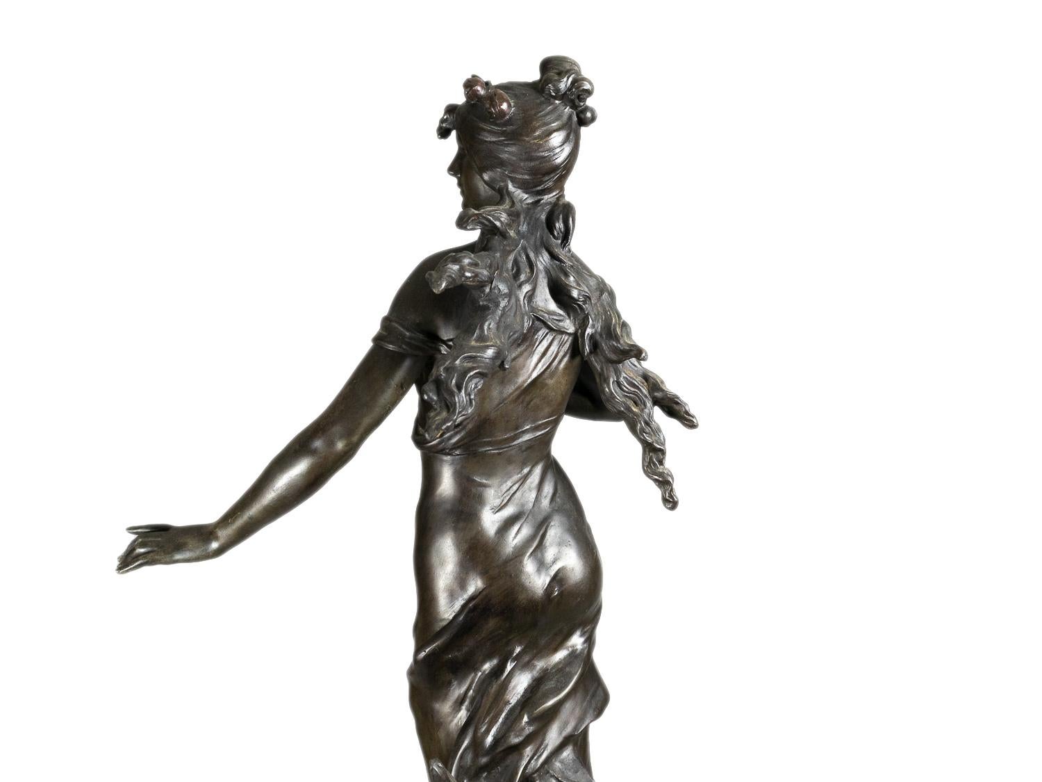 Zinc brut Femme aux roses Sculpture d'August Moreau, 19e siècle en vente
