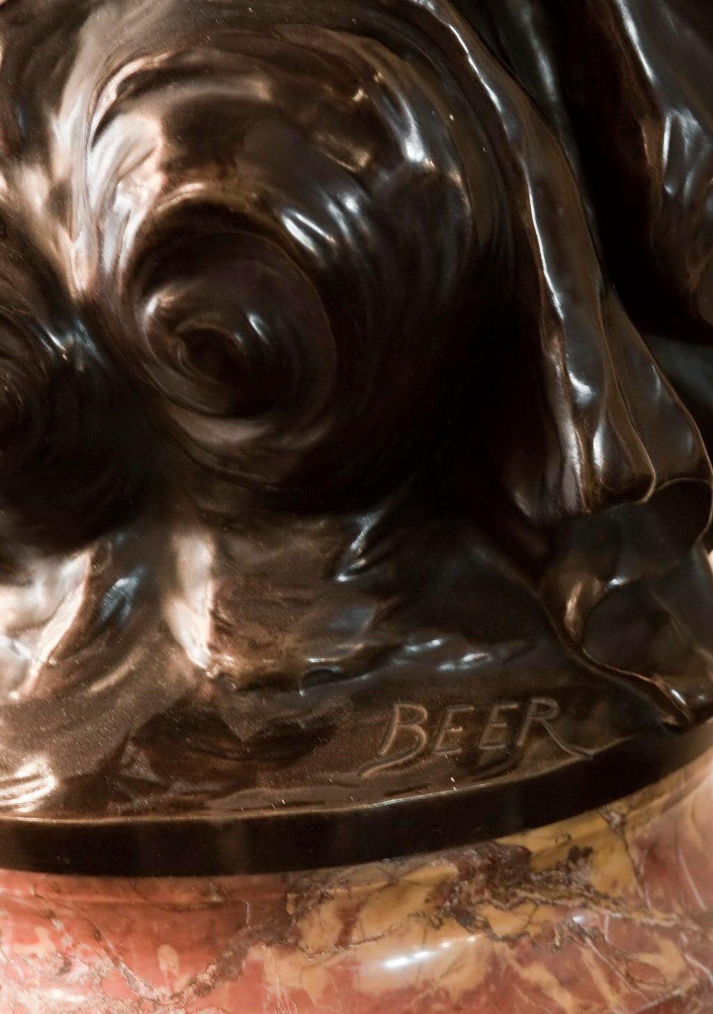 Frau mit Fackel, Frankreich, Material: Bronze und Marmor, Schild: Bier (Art nouveau) im Angebot