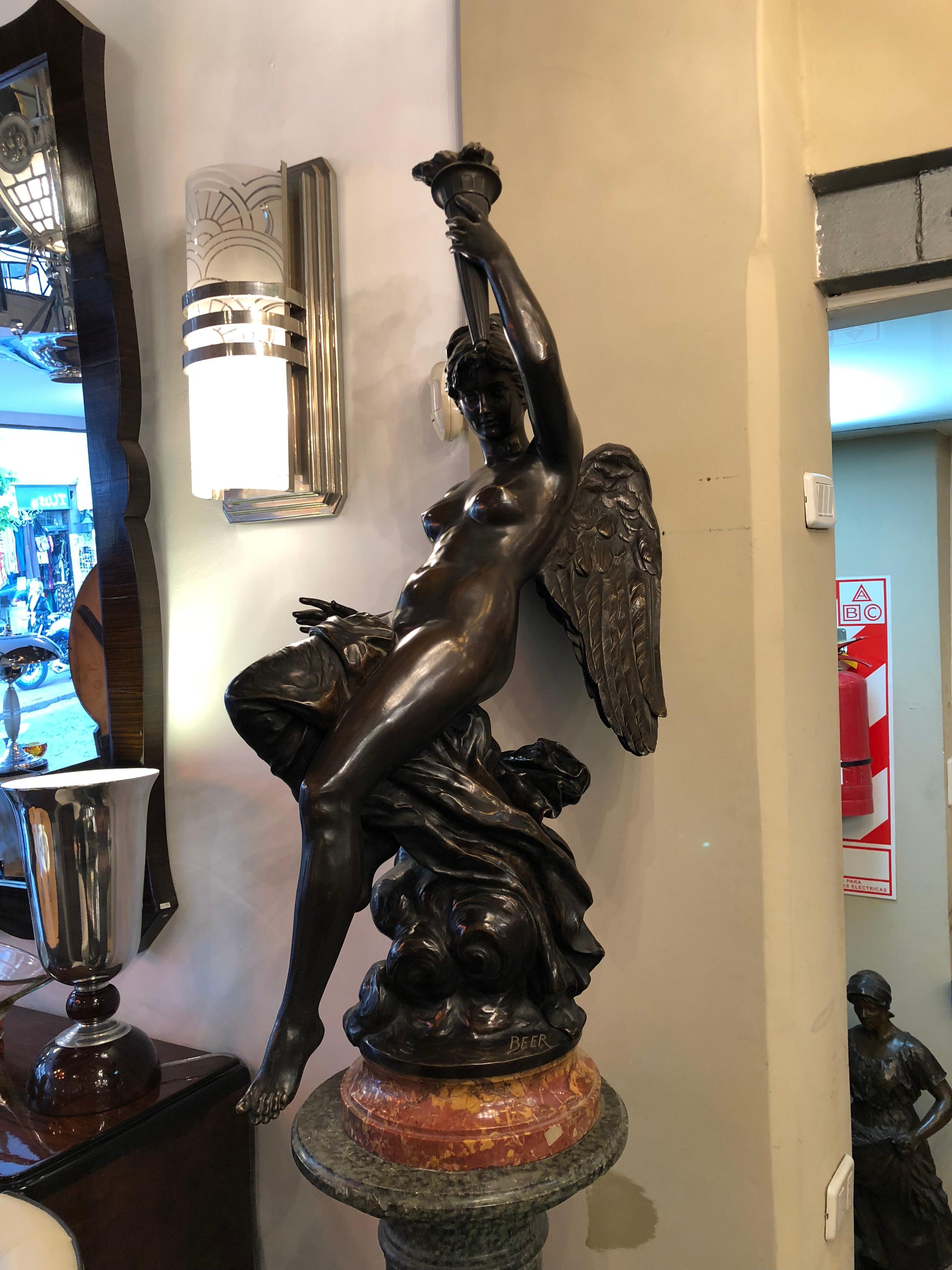 Français Femme avec un flambeau, France, Matériau : Bronze et marbre, Signe : Bière en vente