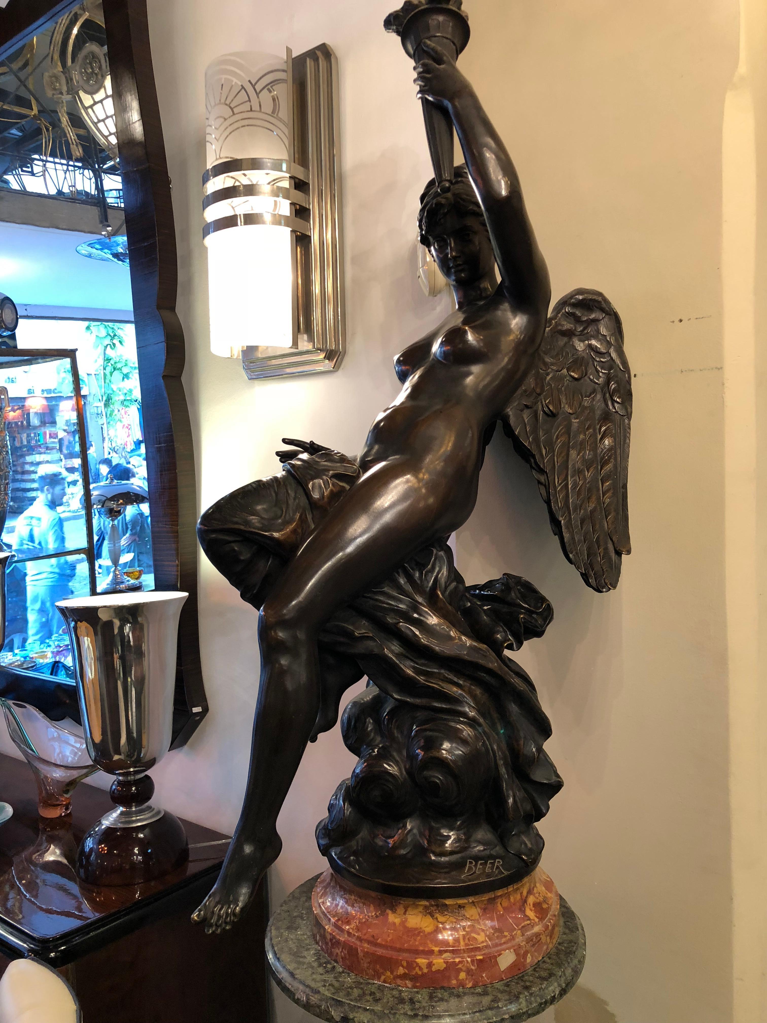 Woman with Torch, France, Material: Bronze and Marble, Sign: Beer In Good Condition For Sale In Ciudad Autónoma Buenos Aires, C