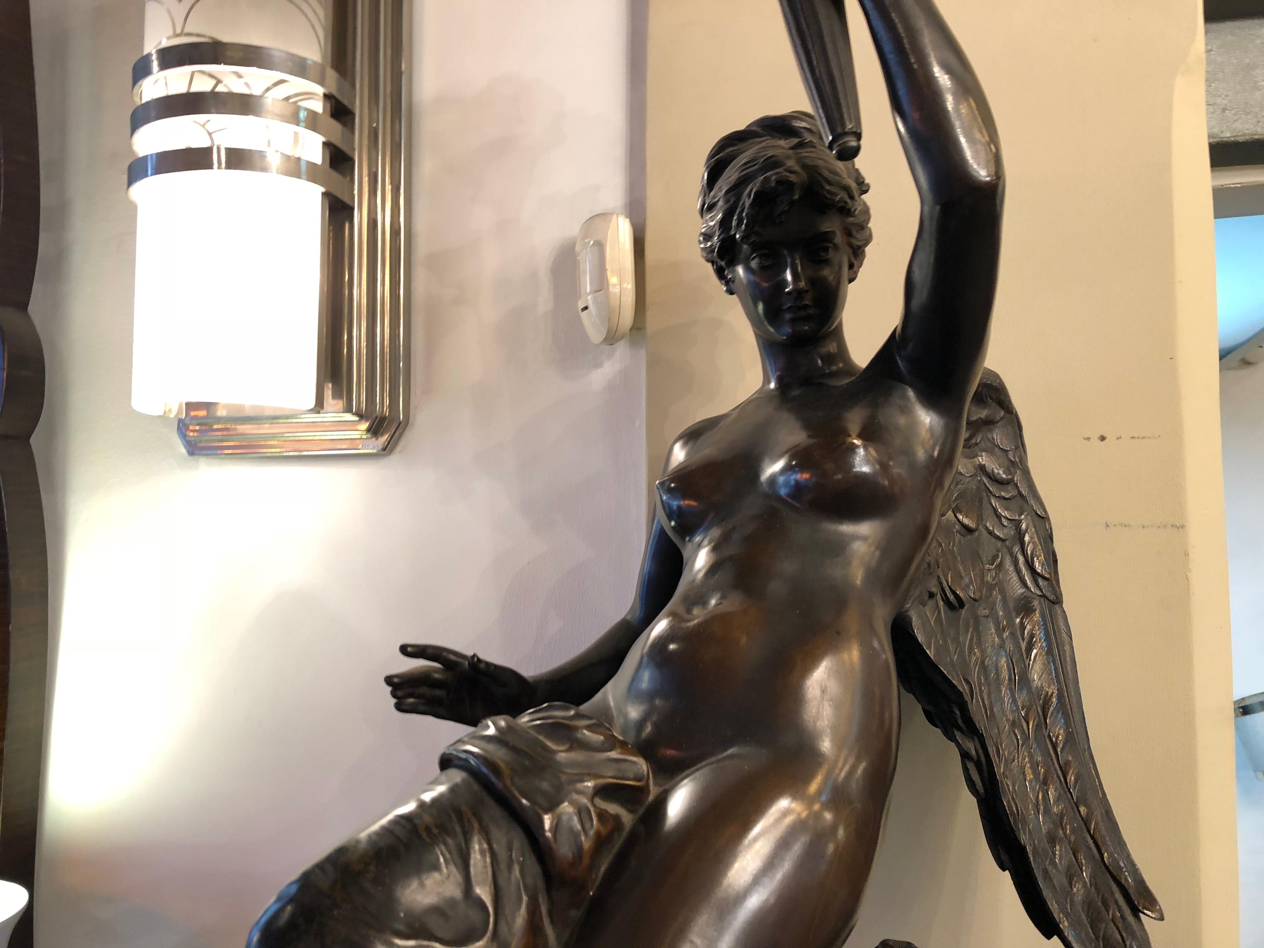 Femme avec un flambeau, France, Matériau : Bronze et marbre, Signe : Bière en vente 1