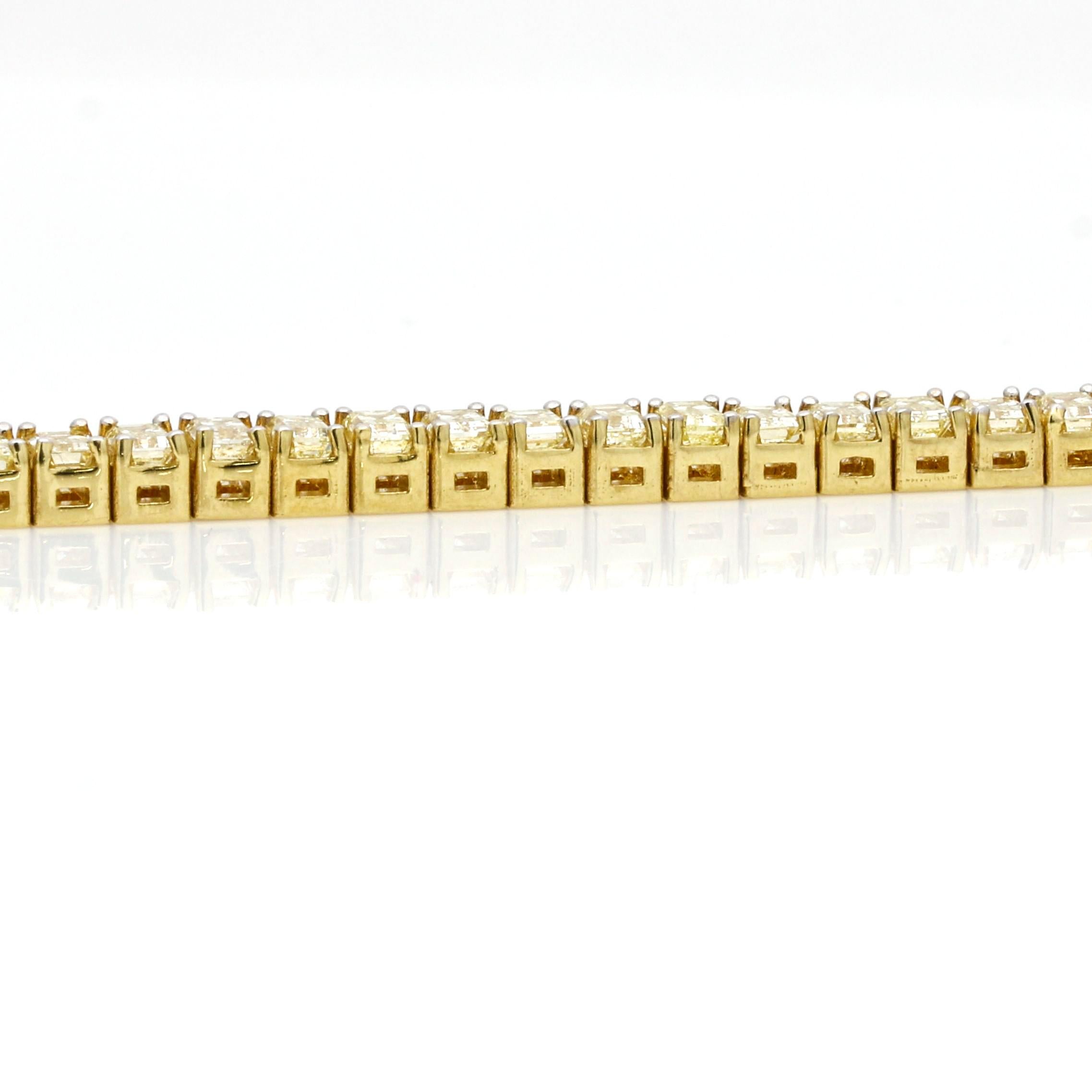 Damen-Tennisarmband aus 14 Karat Gelbgold mit Diamanten im Smaragdschliff, 8,97 Karat (Zeitgenössisch) im Angebot