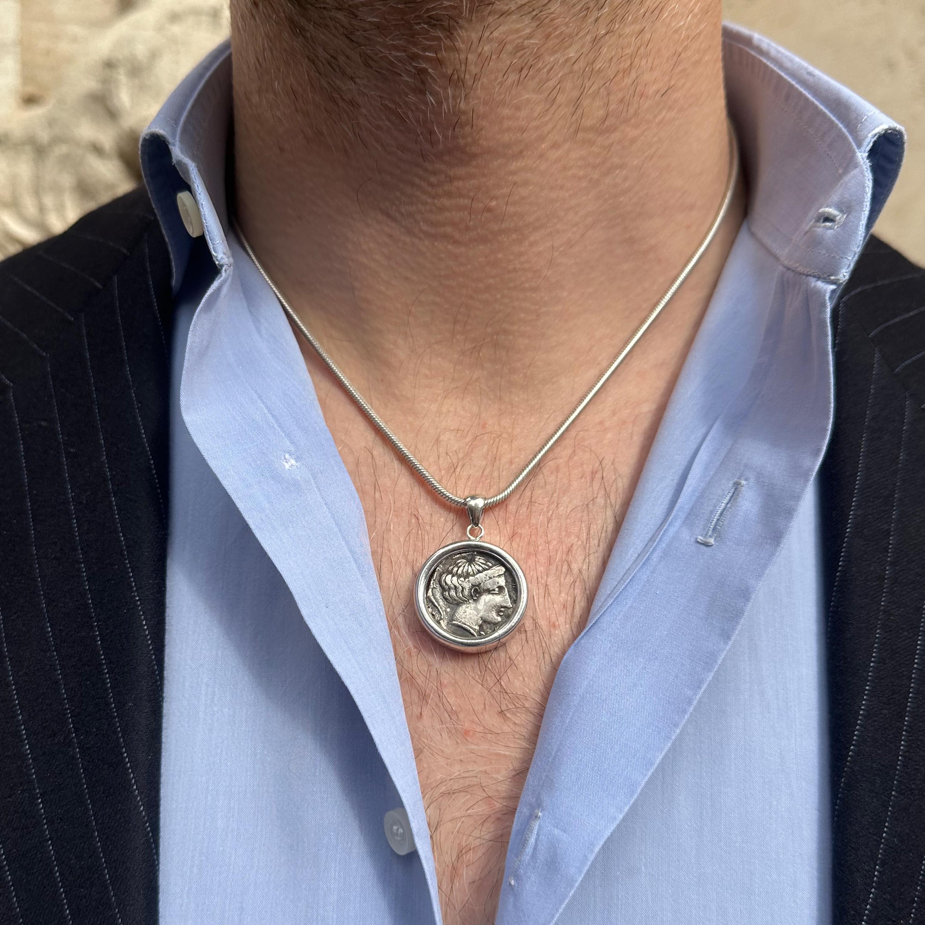 Greco classico FACCIA DI DONNA Autentica moneta greca antica 405-380 a.C. Ciondolo in argento in vendita