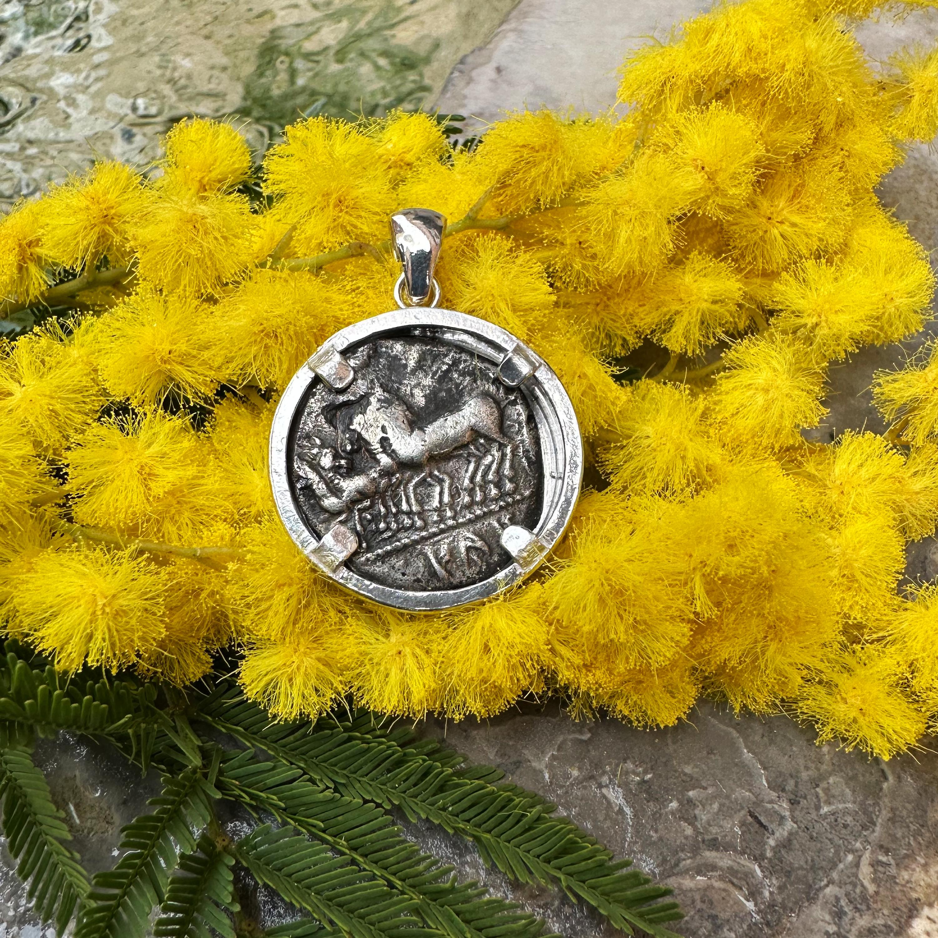 FACCIA DI DONNA Autentica moneta greca antica 405-380 a.C. Ciondolo in argento In condizioni Nuovo in vendita a Roma, IT