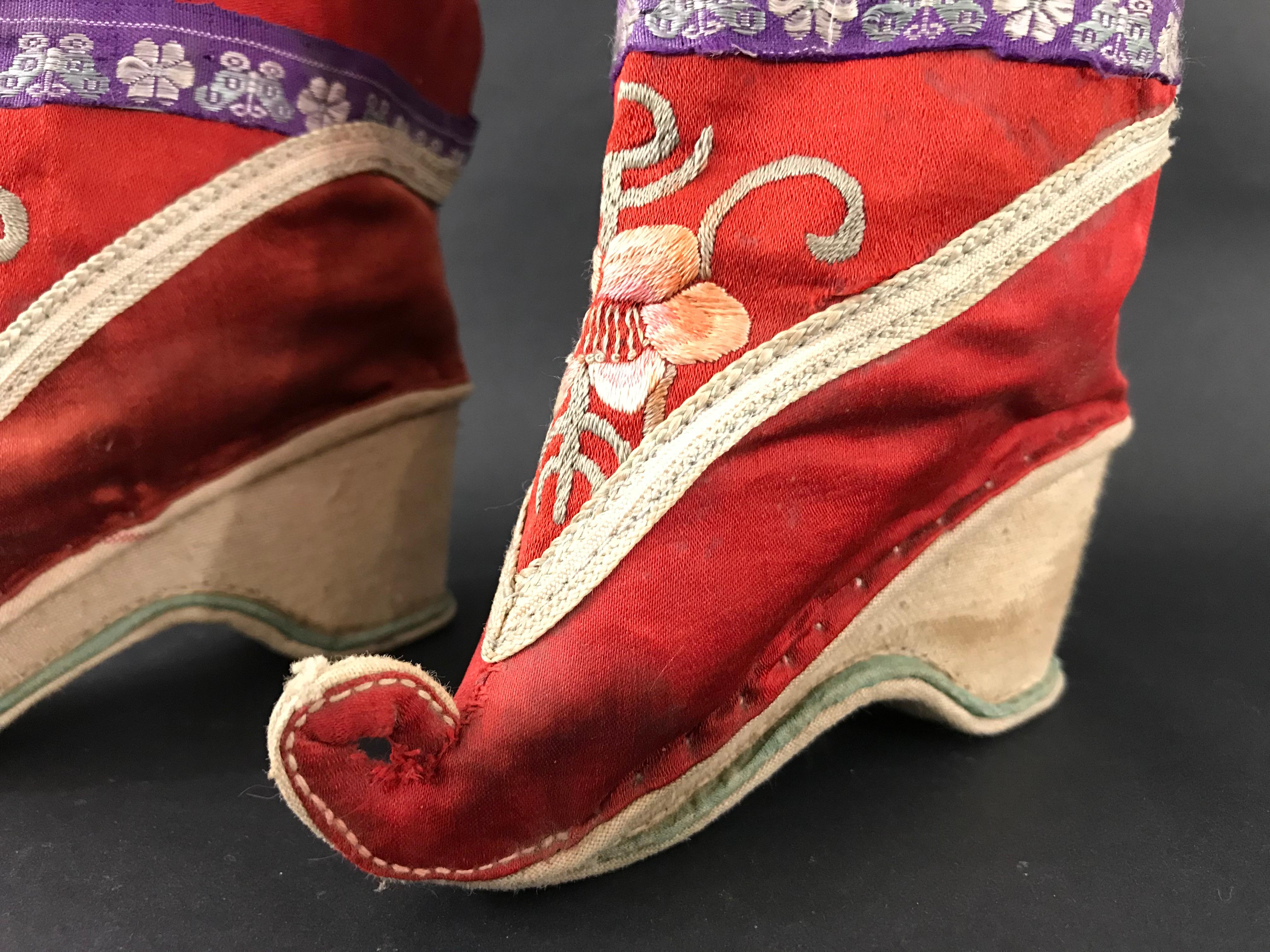 Woman's shoe with bandaged feet, in embroidered satin.
The custom of bandaged feet is said to have appeared in China in the 10th century during the Tang dynasty, when the emperor asked his concubine to bandage his feet to perform the lotus dance