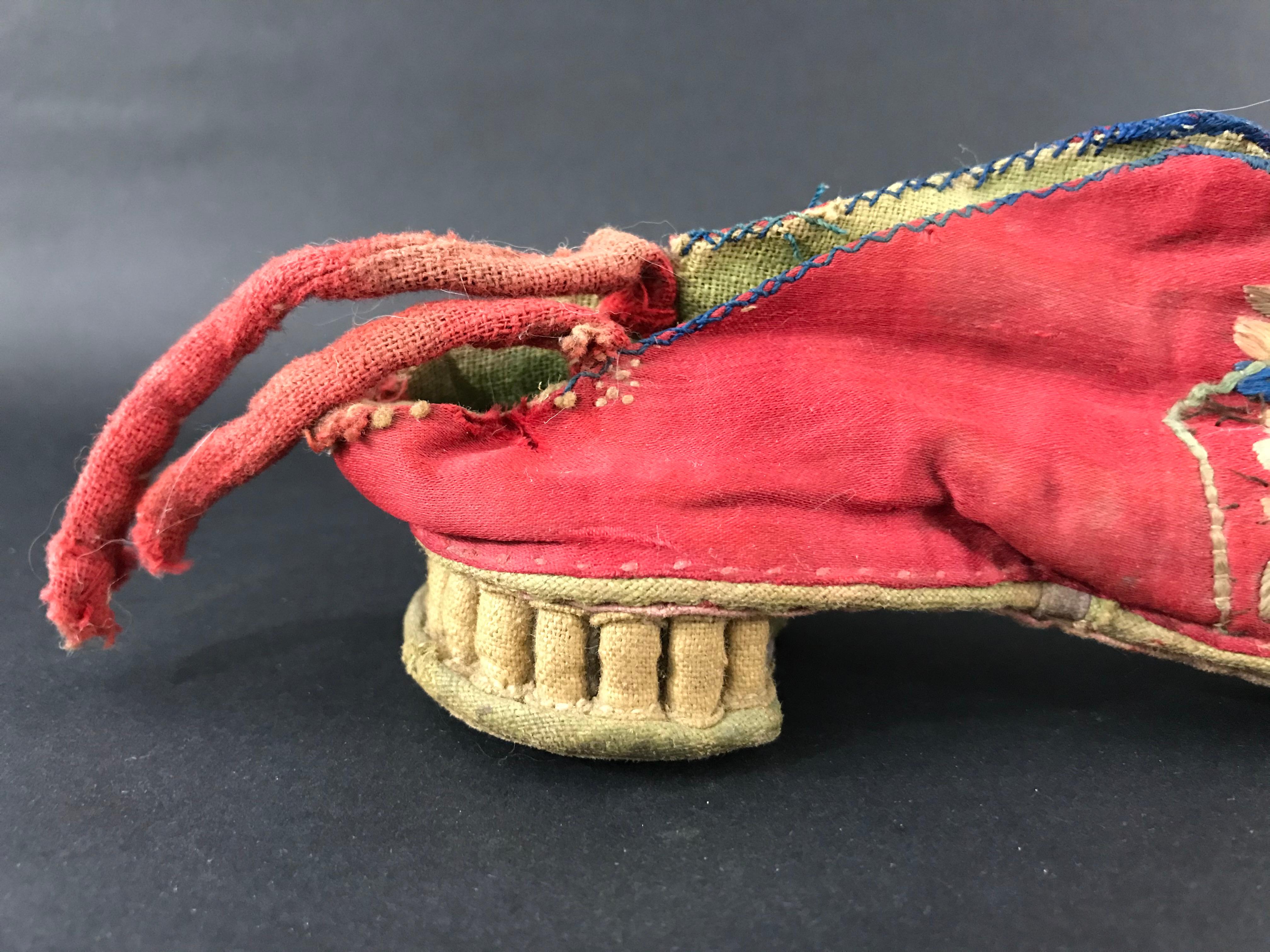 Woman's shoe with bandaged feet, in embroidered satin.
The custom of bandaged feet is said to have appeared in China in the 10th century during the Tang Dynasty, when the emperor asked his concubine to bandage his feet to perform the lotus dance