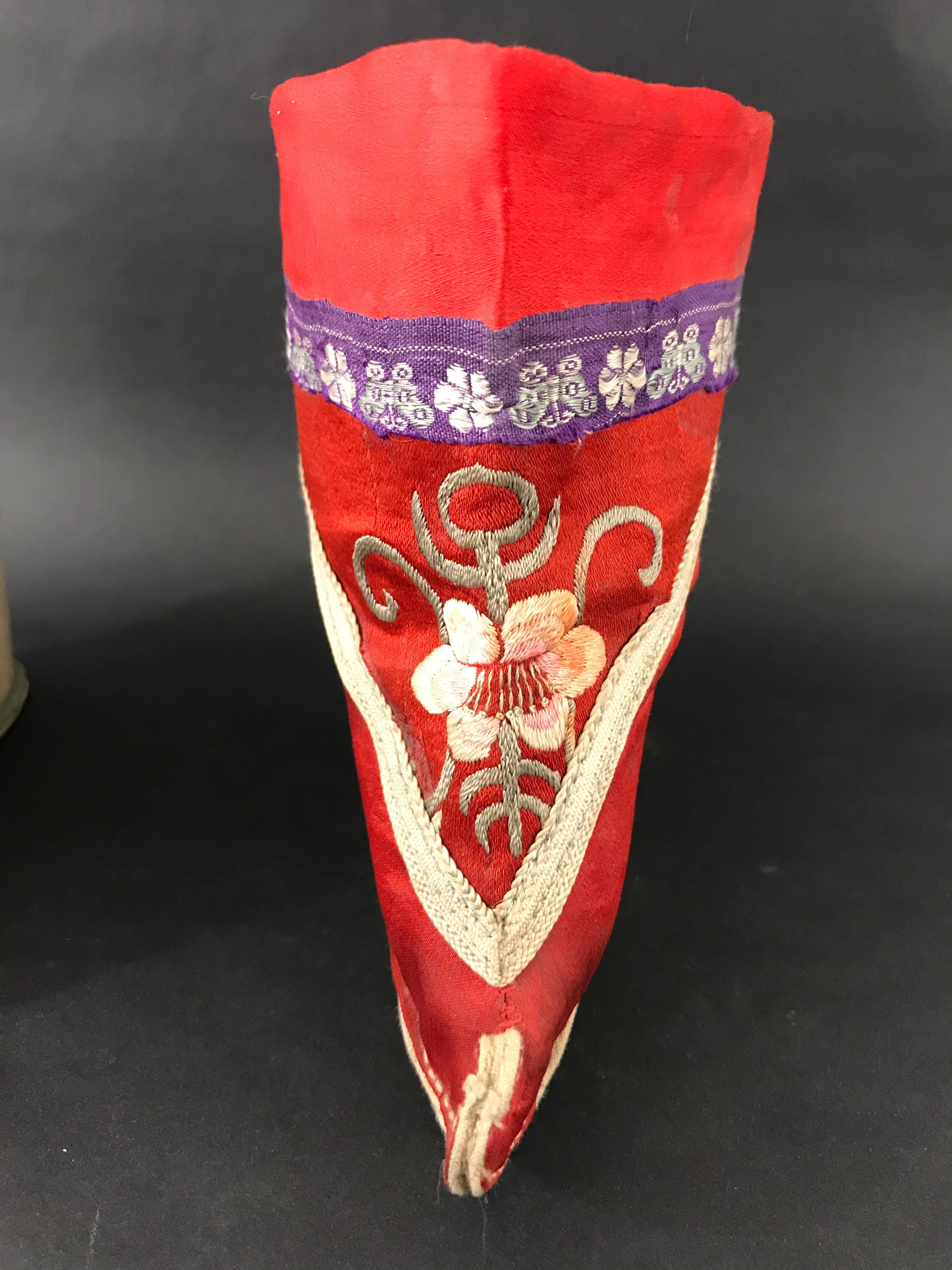 Woman's Footwear with Bandaged Feet, China, circa 1900 In Good Condition In Beuzevillette, FR