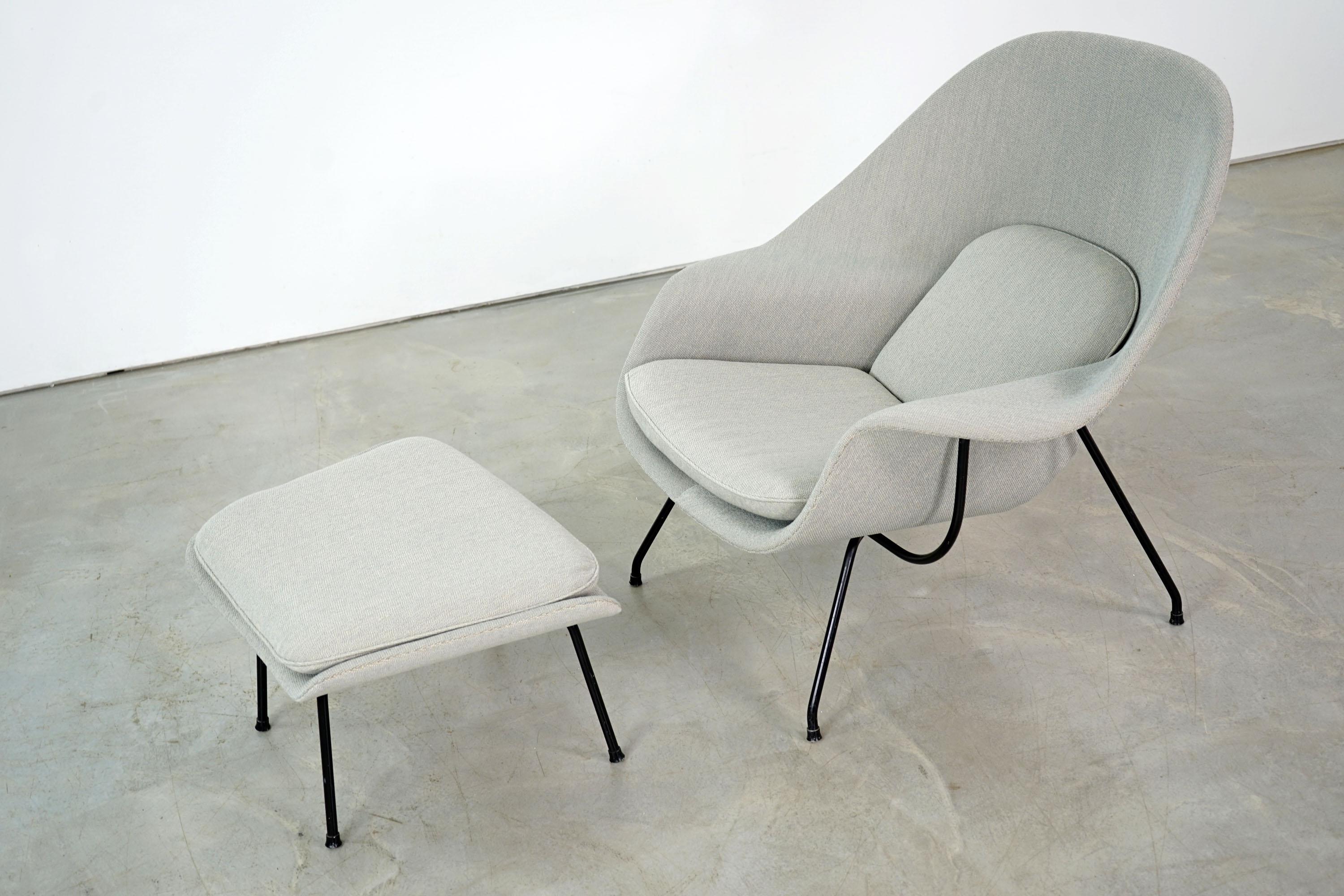 Mid-Century Modern Womb Chair and Ottoman by Eero Saarinen for Knoll International, 1960s For Sale