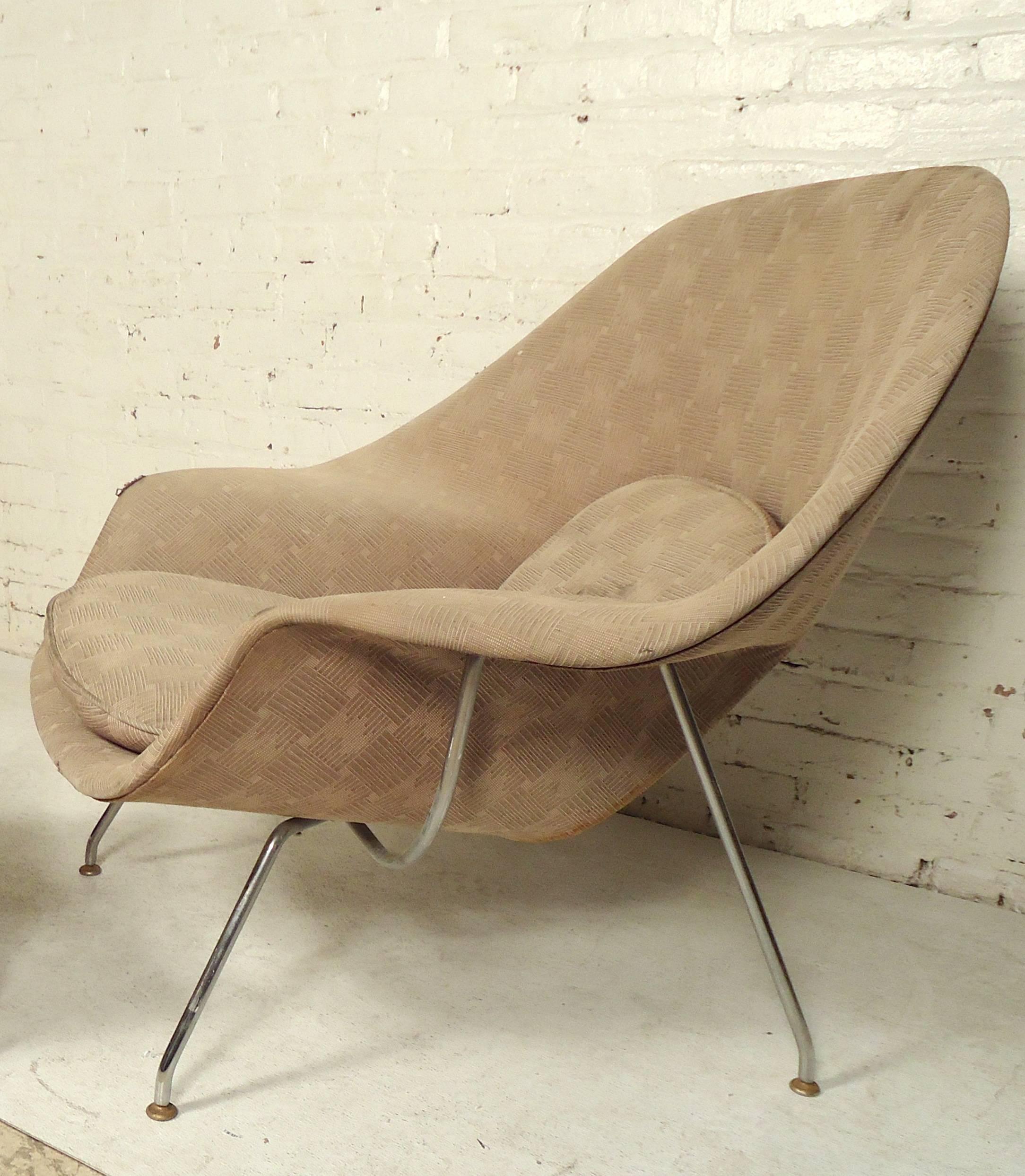 Mid-Century Modern Classic chair designed by Eero Saarinen for Knoll. Includes matching ottoman. Great form and design in need of recovering.

(Please confirm item location - NY or NJ - with dealer).
   