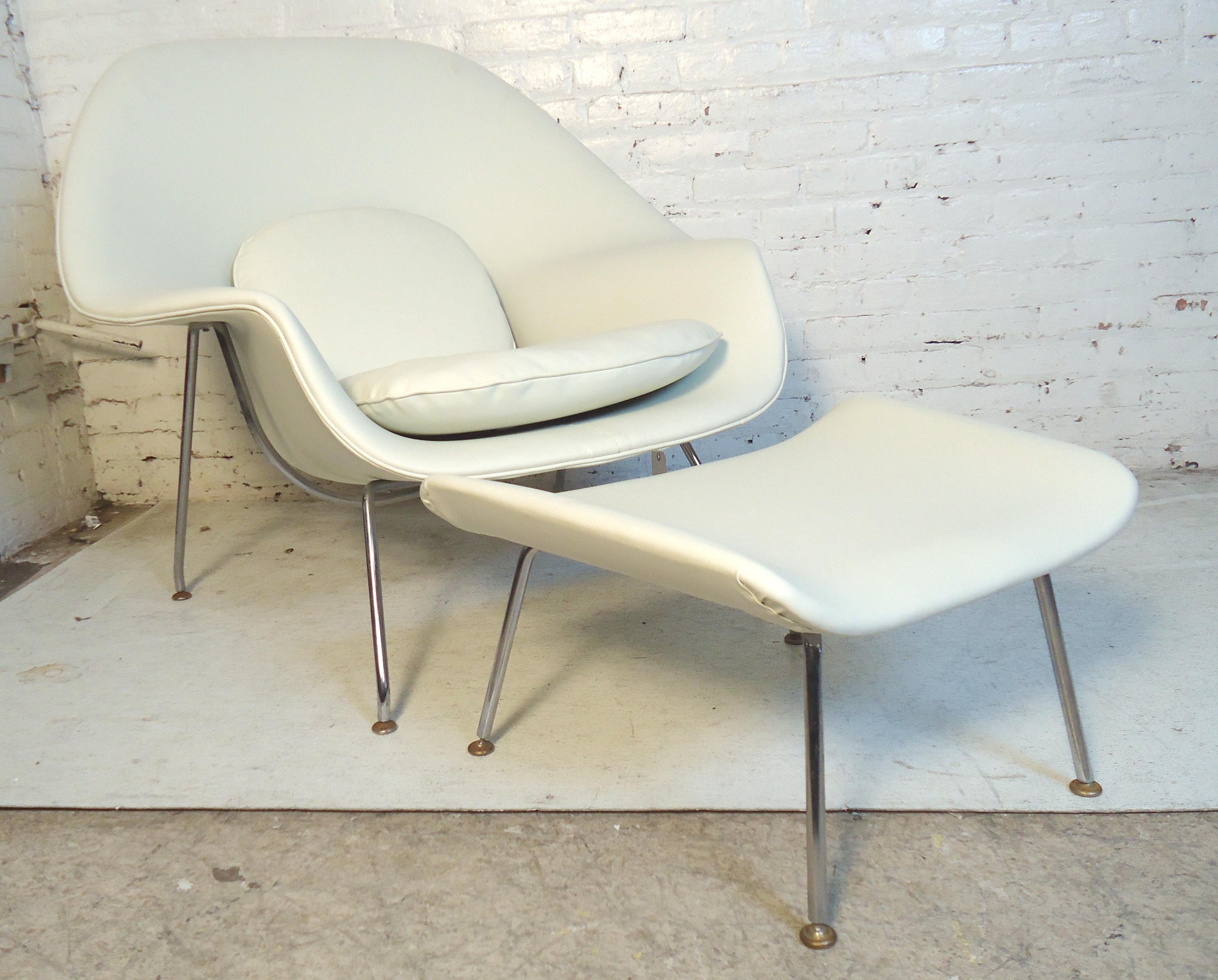 Mid-Century Modern Classic chair designed by Eero Saarinen for Knoll. Includes matching ottoman. Great form and design newly recovered in naugahyde.

(Please confirm item location - NY or NJ - with dealer).
  