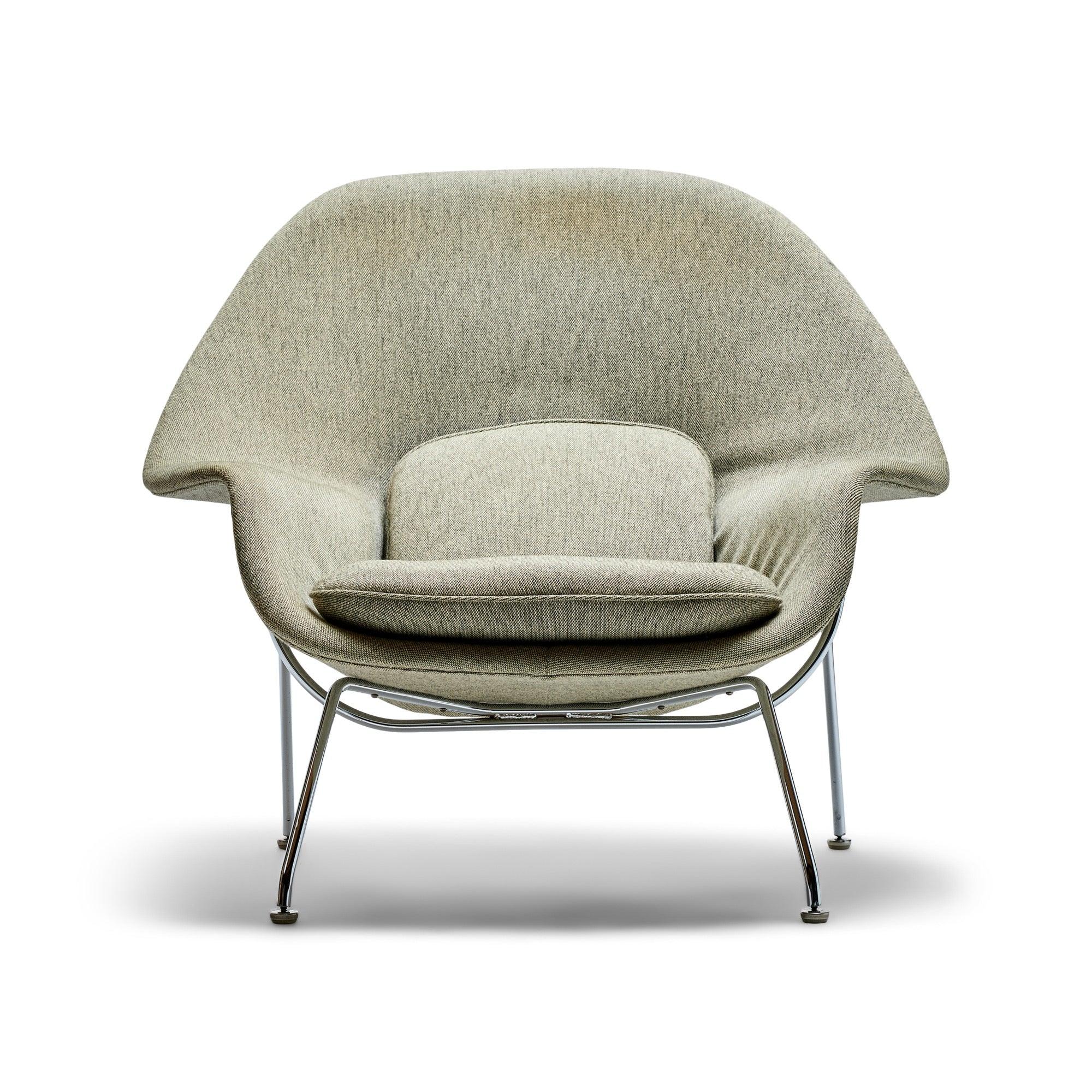 La silla Womb, diseñada por Eero Saarinen en 1948, fue creada en respuesta a la petición de Florence Knoll de la silla más cómoda del mundo. Saarinen se inspiró en el concepto del útero, con el objetivo de proporcionar una sensación de comodidad y