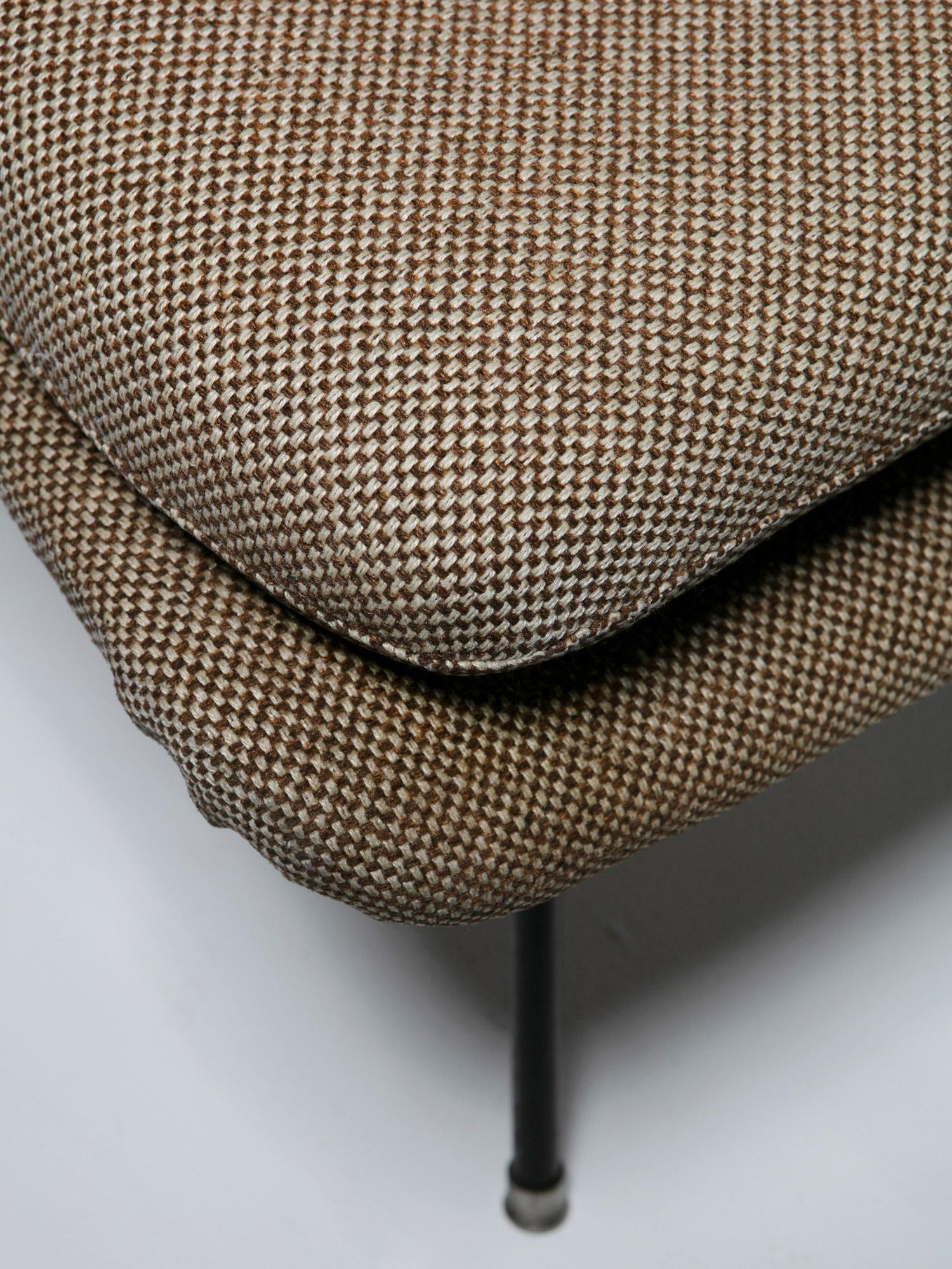Womb Chair Ottoman by Eero Saarinen for Knoll In Distressed Condition In Milan, IT