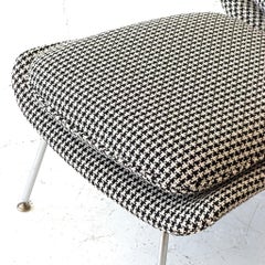 Fauteuil « Womb » + repose-pieds, par Eero Saarinen pour Knoll, motif pied-de-poule