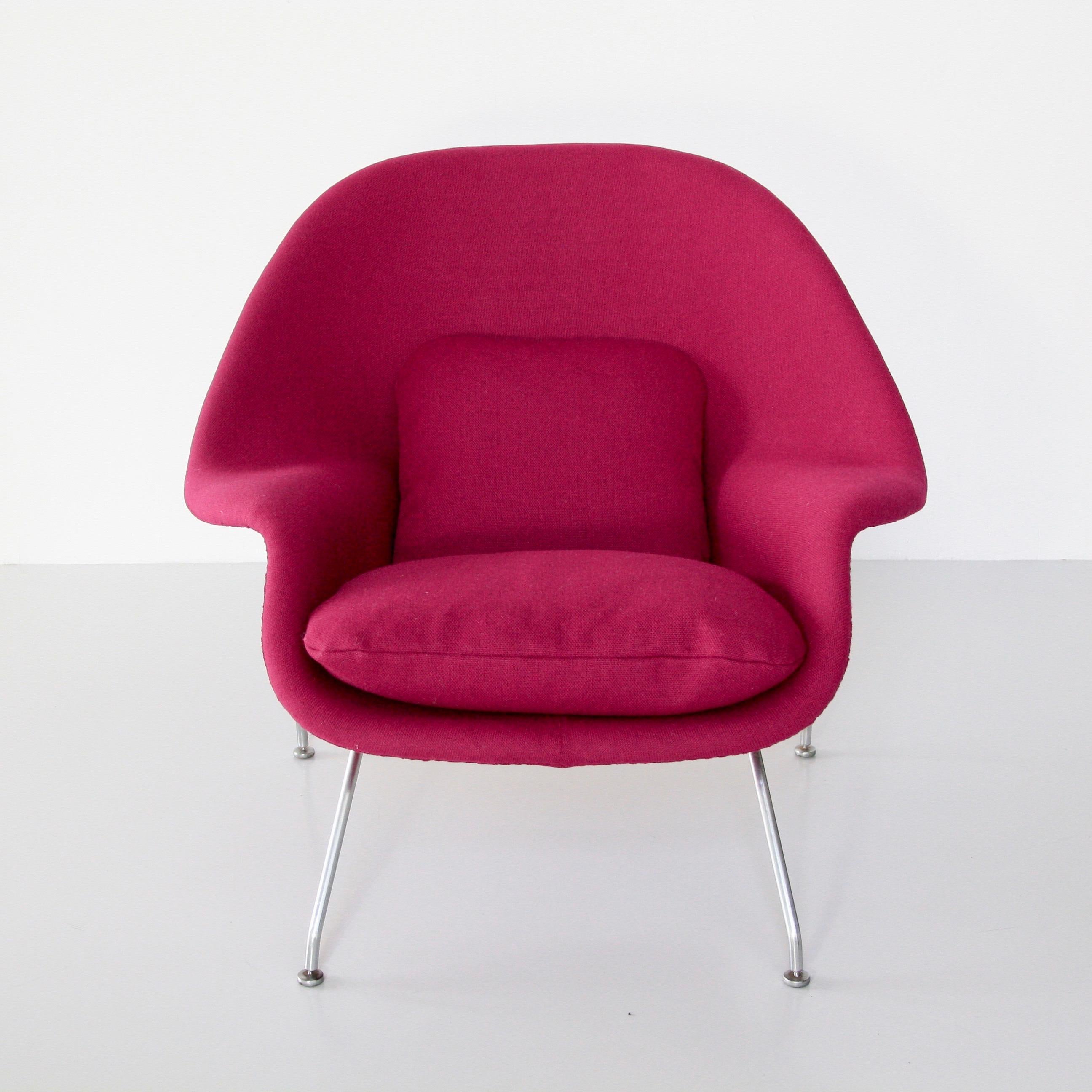 An early model womb chair, designed by Eero Saarinen and produced by Knoll International. The chair has been restored and newly upholstered. Super comfortable!