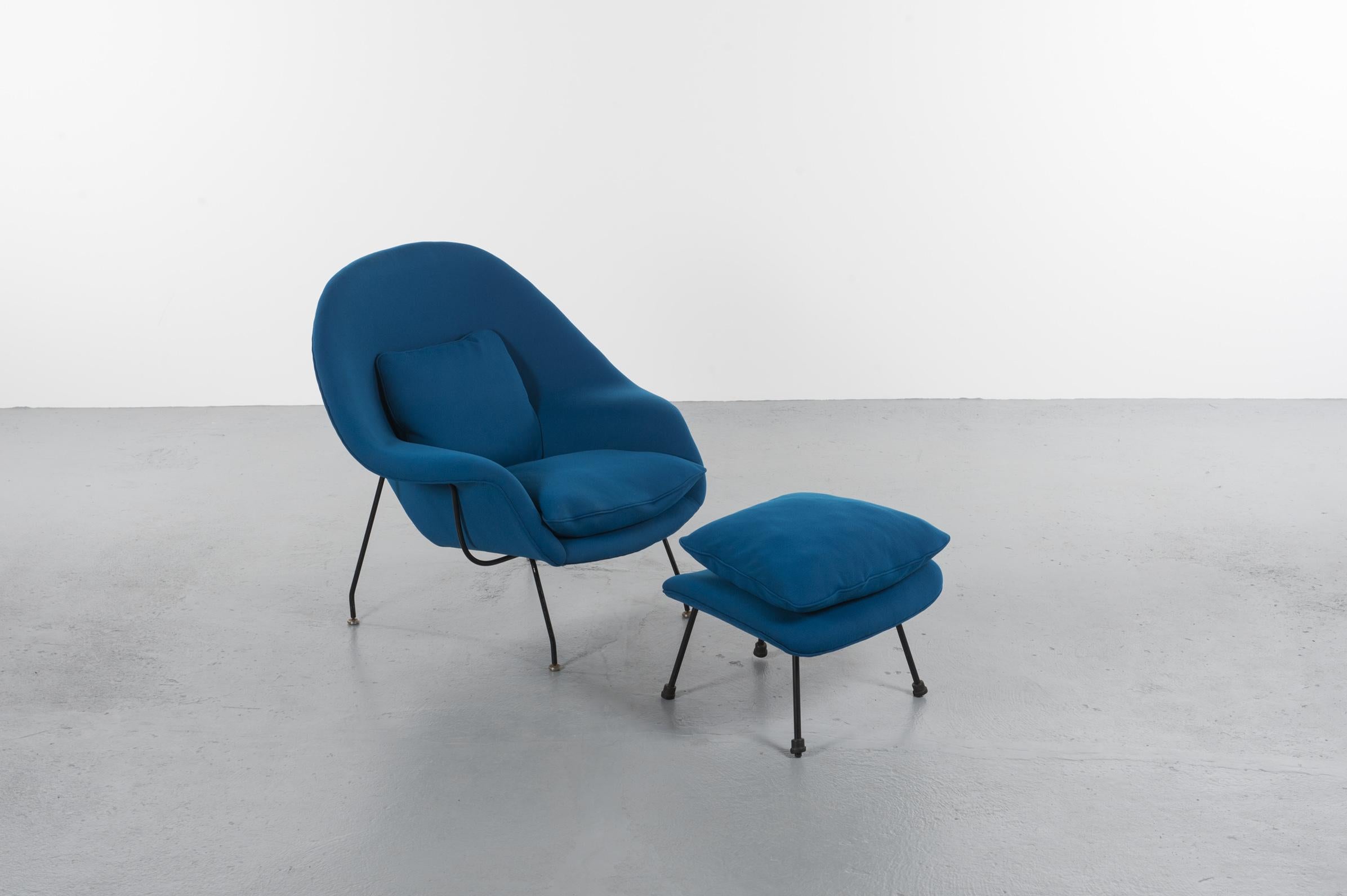 The womb armchair with its original ottoman by Eero Saarinen Edited by Knoll/Wohnbedarf.

This is the first European edition with the original metal structure. Since fiber glass was not in use in Europe, the shell of this pieceed is in a perforated