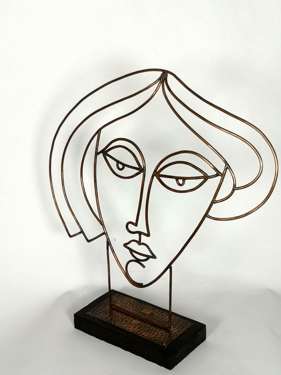 Sophisticated and elegant copper women head sculpture by the Hungarian metalsmith Laszlo Pal Horvath, from the late 20th century.
The distressed wooden base is a part of the piece. It's in excellent condition. Stamped by the artist 
