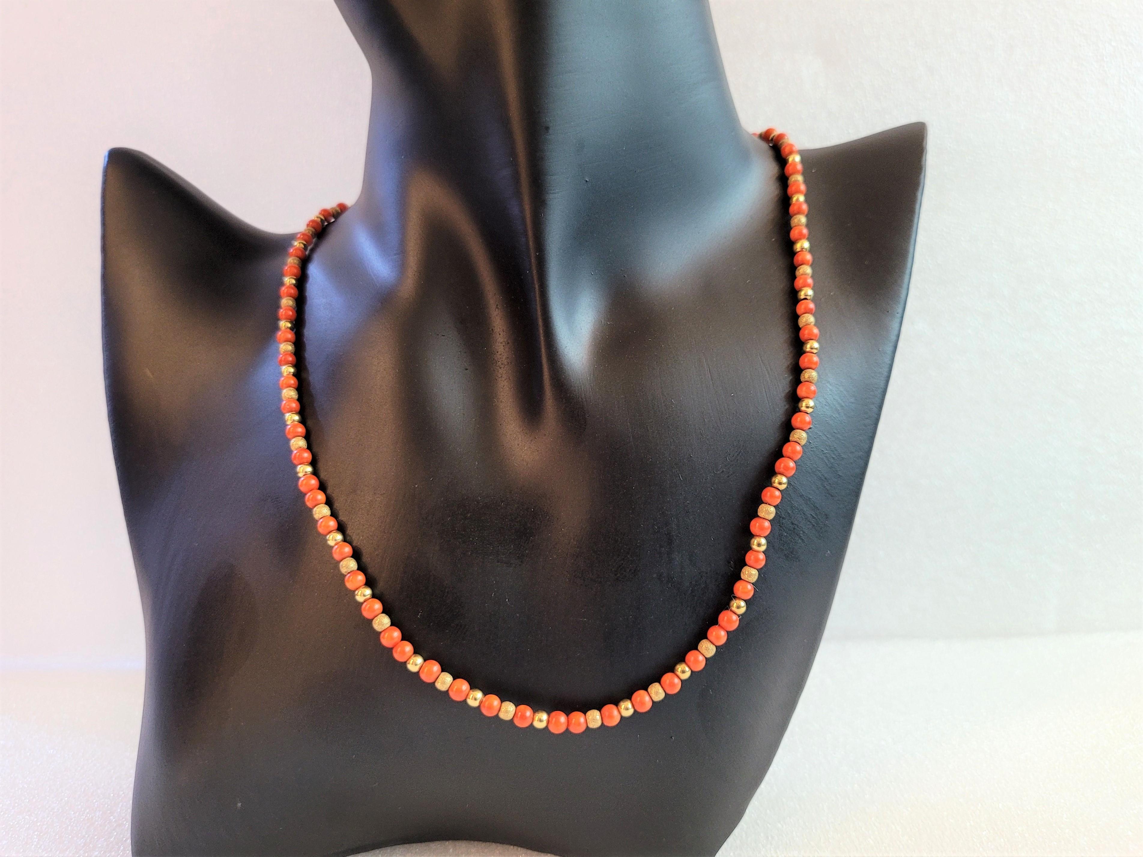 Round Cut Women Coral Beaded Chain in 14k Yellow Gold 17'' Long For Sale