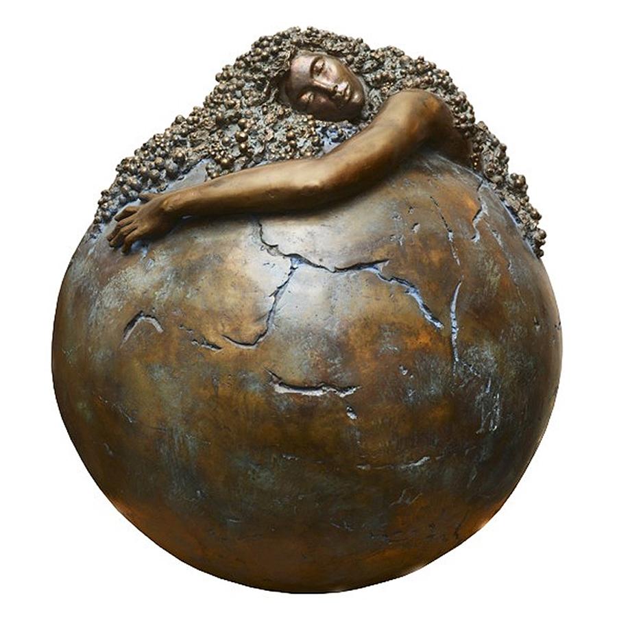 Sculpture femme terre en bronze, fonderie :
technique de la cire perdue.
Fabriqué en France par Marie-Frédérique Bey.
Poids : 60 kg.
Edition limitée de 3 pièces. Pièce signée.