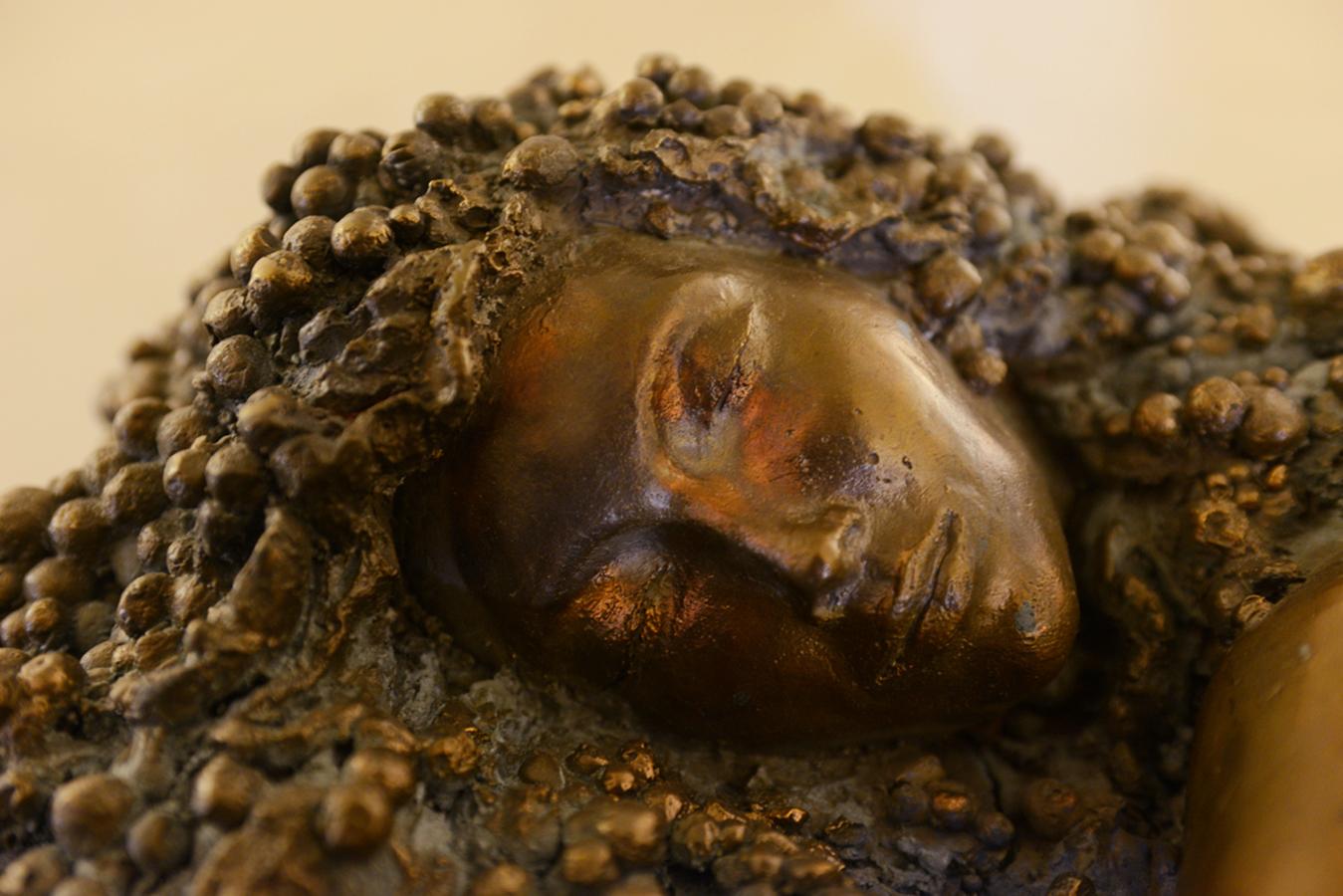 Bronze Femme Terre Sculpture en bronze en vente