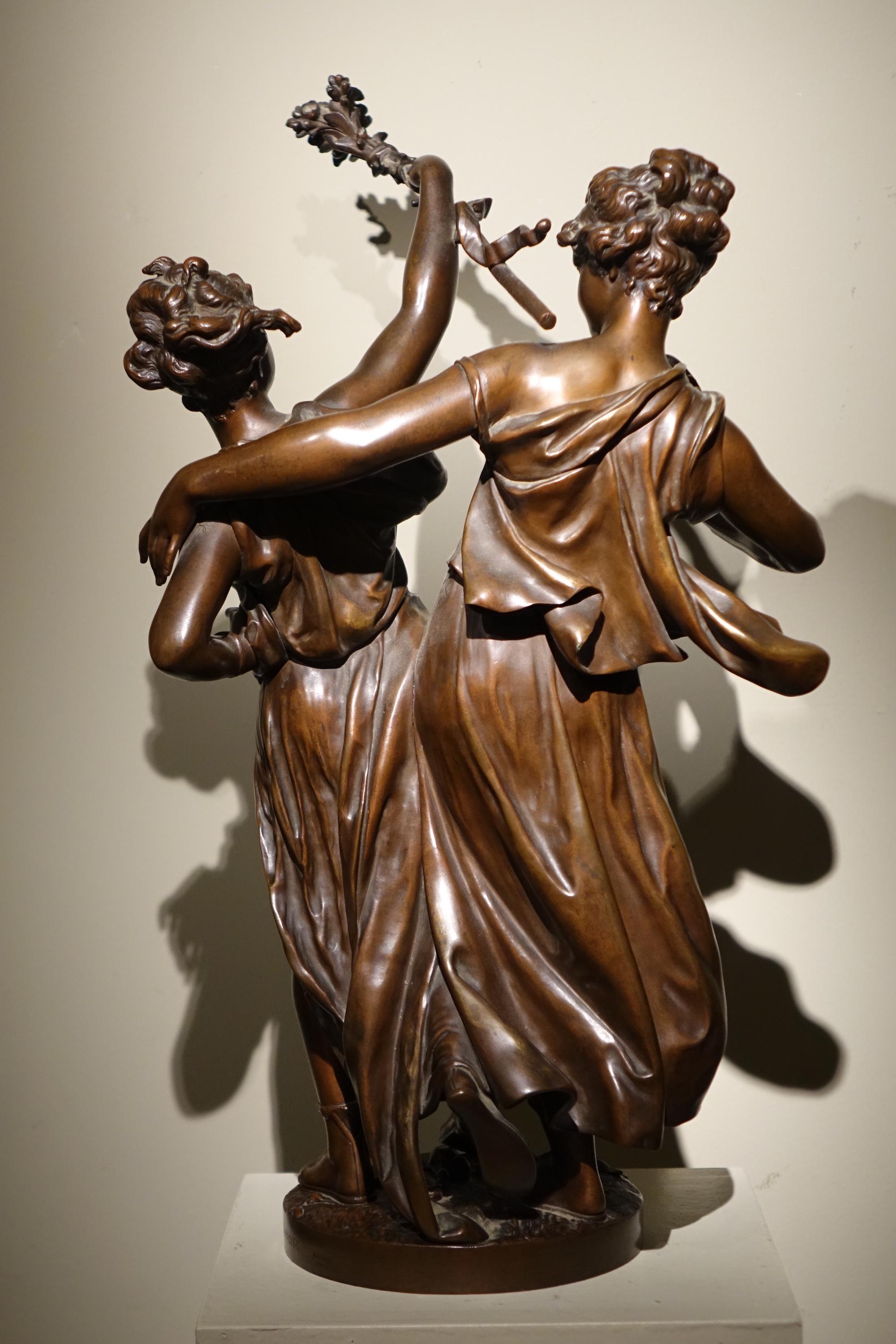 Bacchanale, ou deux jeunes filles dansant et jouant du tambourin, l'une portant une baguette décorée de fleurs.
Bronze à patine brune signé DUMAIGE
Henry Etienne Dumaige (1830-1888) est un sculpteur français. Il a été l'élève de Jean Feuchère et de