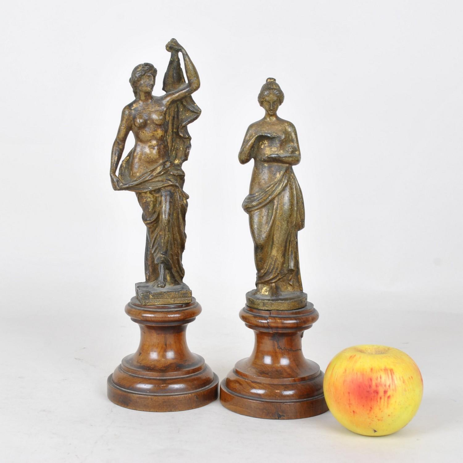 Antique women, two brown patina bronzes of women standing in draped dresses

Wooden bases

Patina wear (traces of old gilding)

19th century

Height 30 and 28cm
Diam 9.5cm approximately