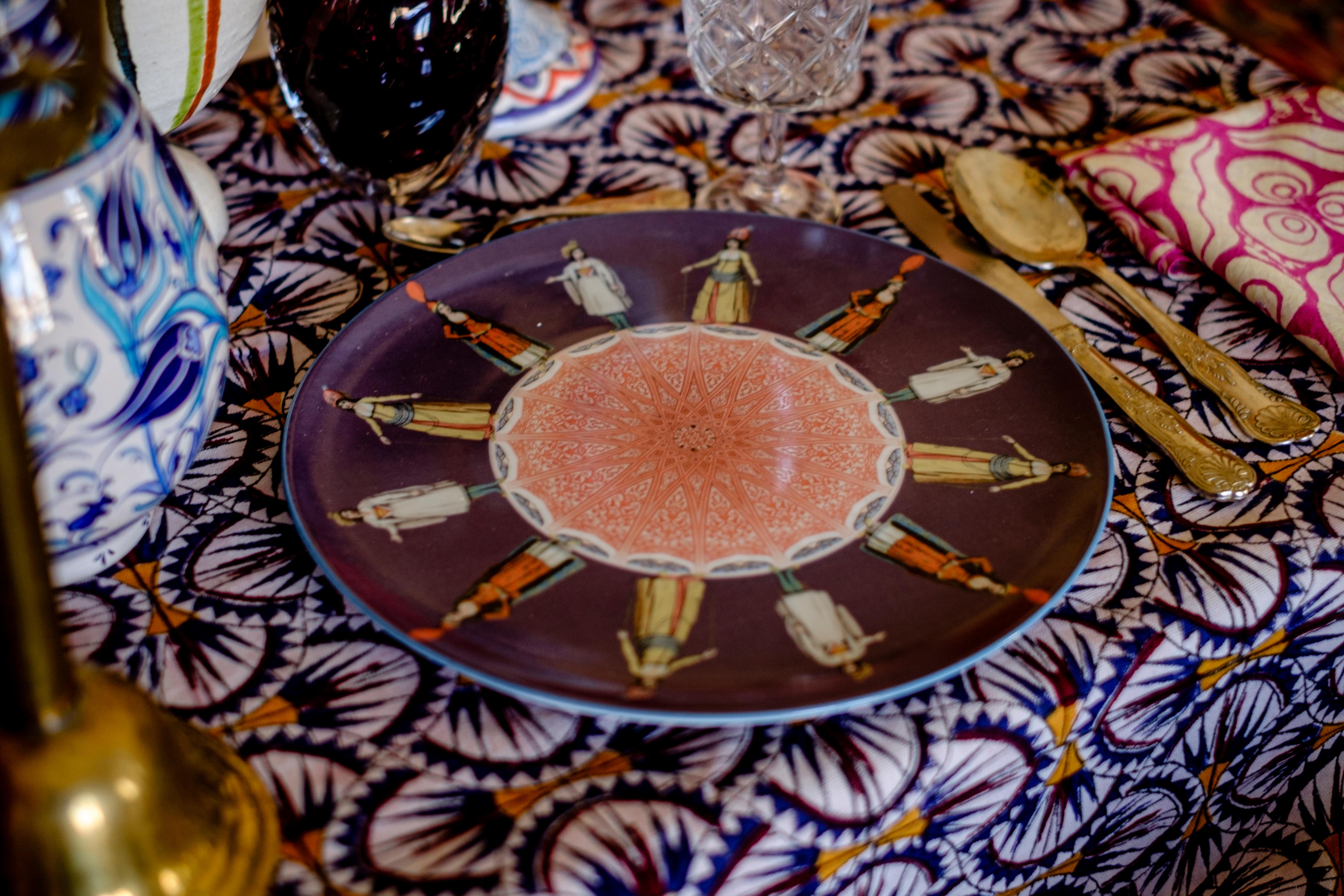 Autre Assiette à dîner en porcelaine représentant des femmes, design Vito Nesta pour Les-Ottomans en vente