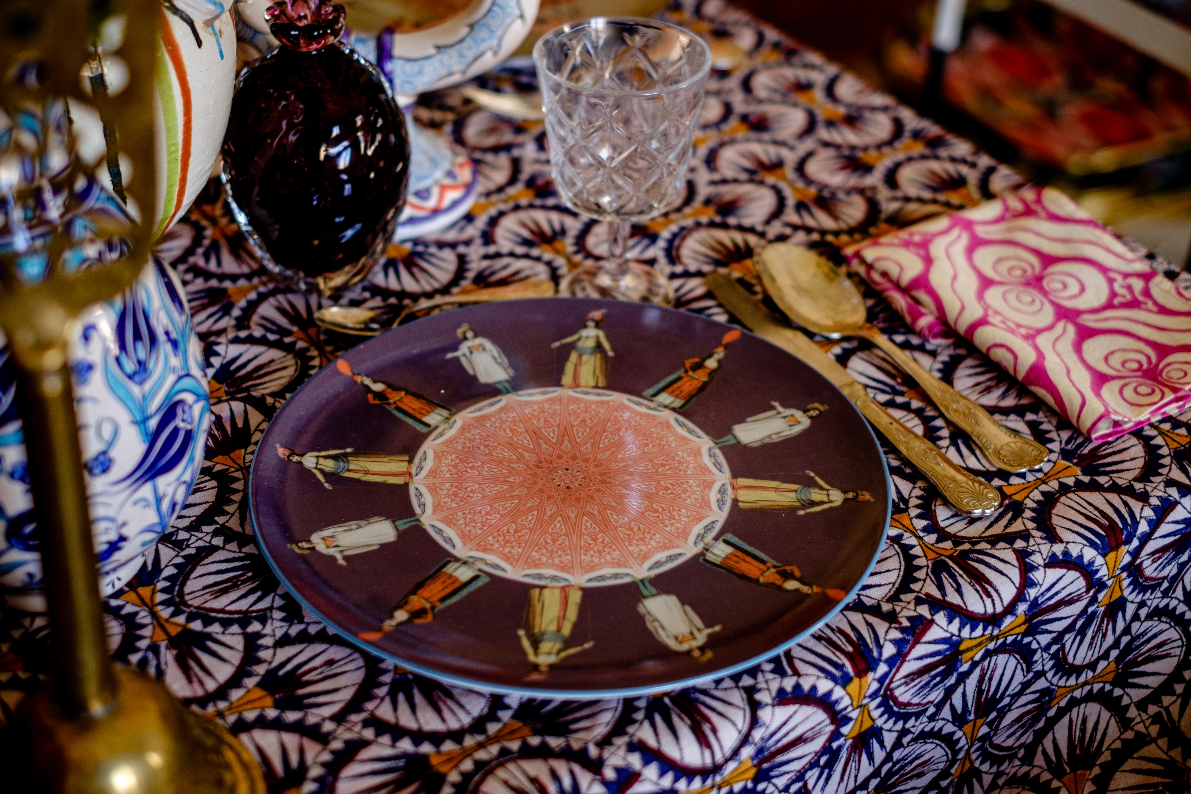 italien Assiette à dîner en porcelaine représentant des femmes, design Vito Nesta pour Les-Ottomans en vente