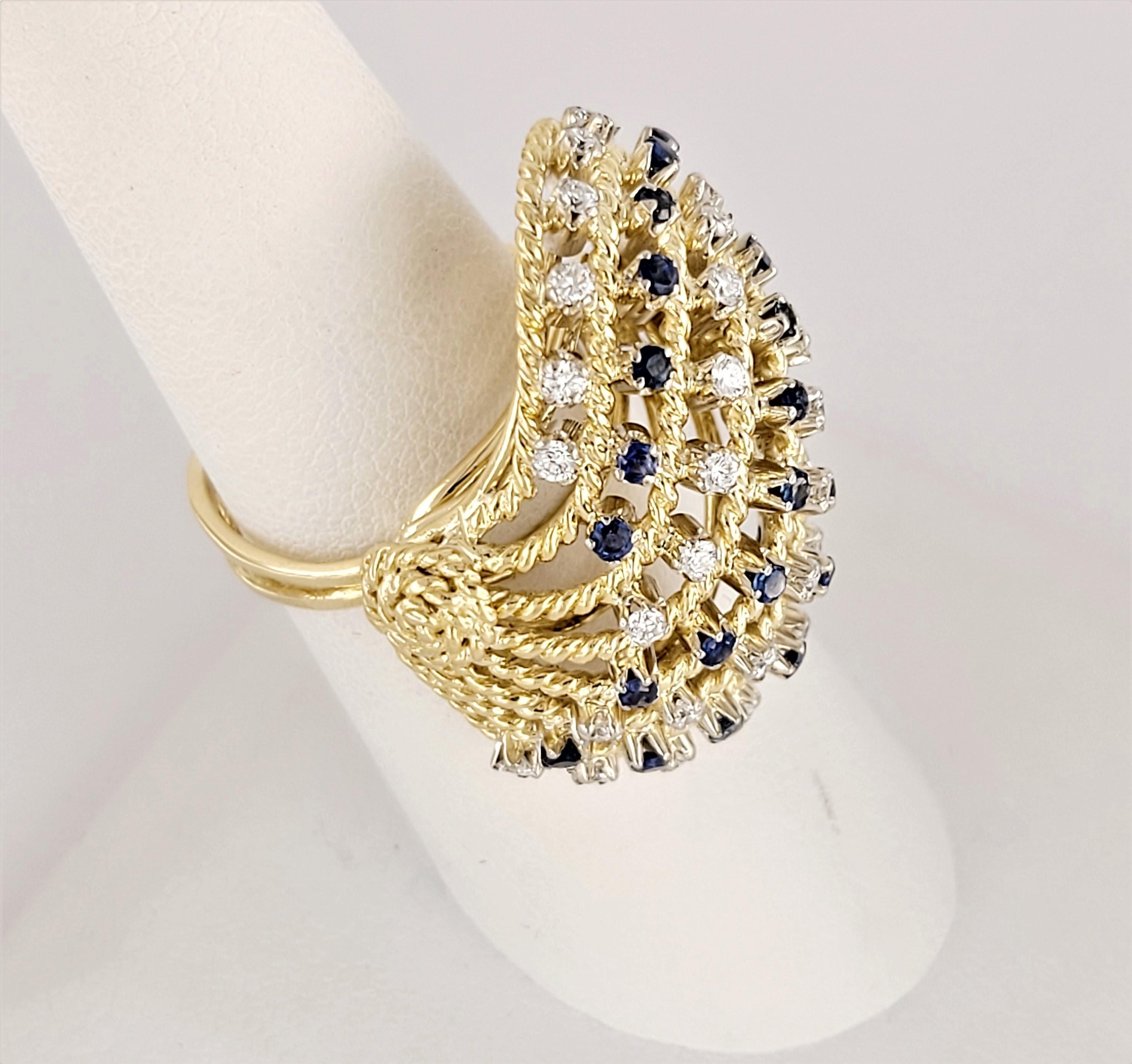 Round Cut Women Vintage Cluster  Ring in 18K Yellow Gold with Sapphire and Diamonds For Sale