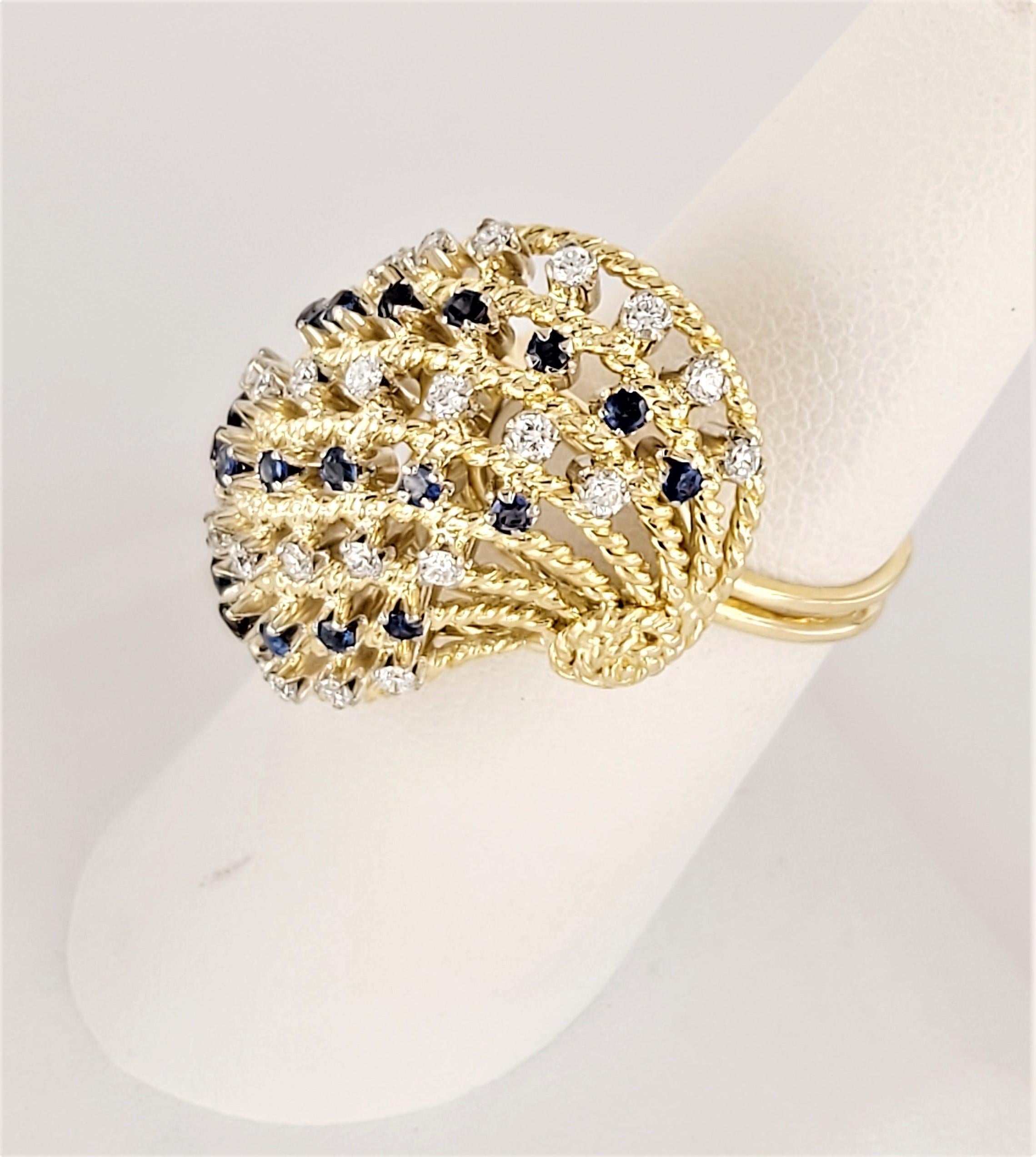 Women Vintage Cluster  Ring in 18K Yellow Gold with Sapphire and Diamonds In Excellent Condition For Sale In New York, NY