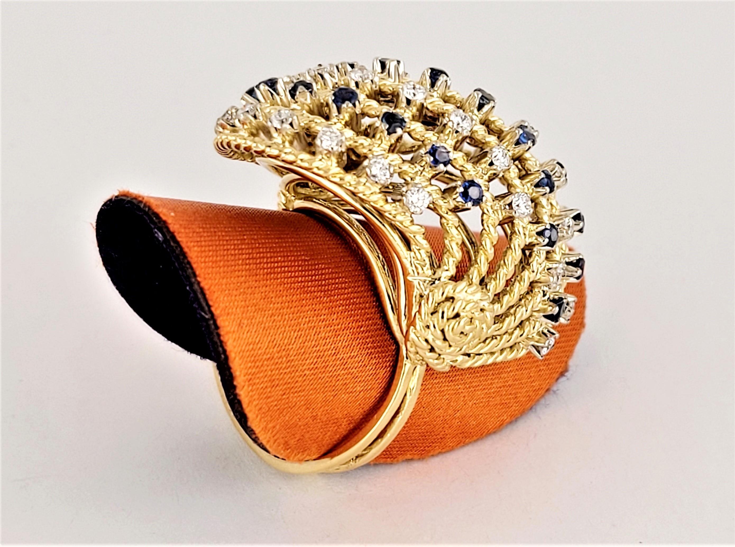 Women's Women Vintage Cluster  Ring in 18K Yellow Gold with Sapphire and Diamonds For Sale
