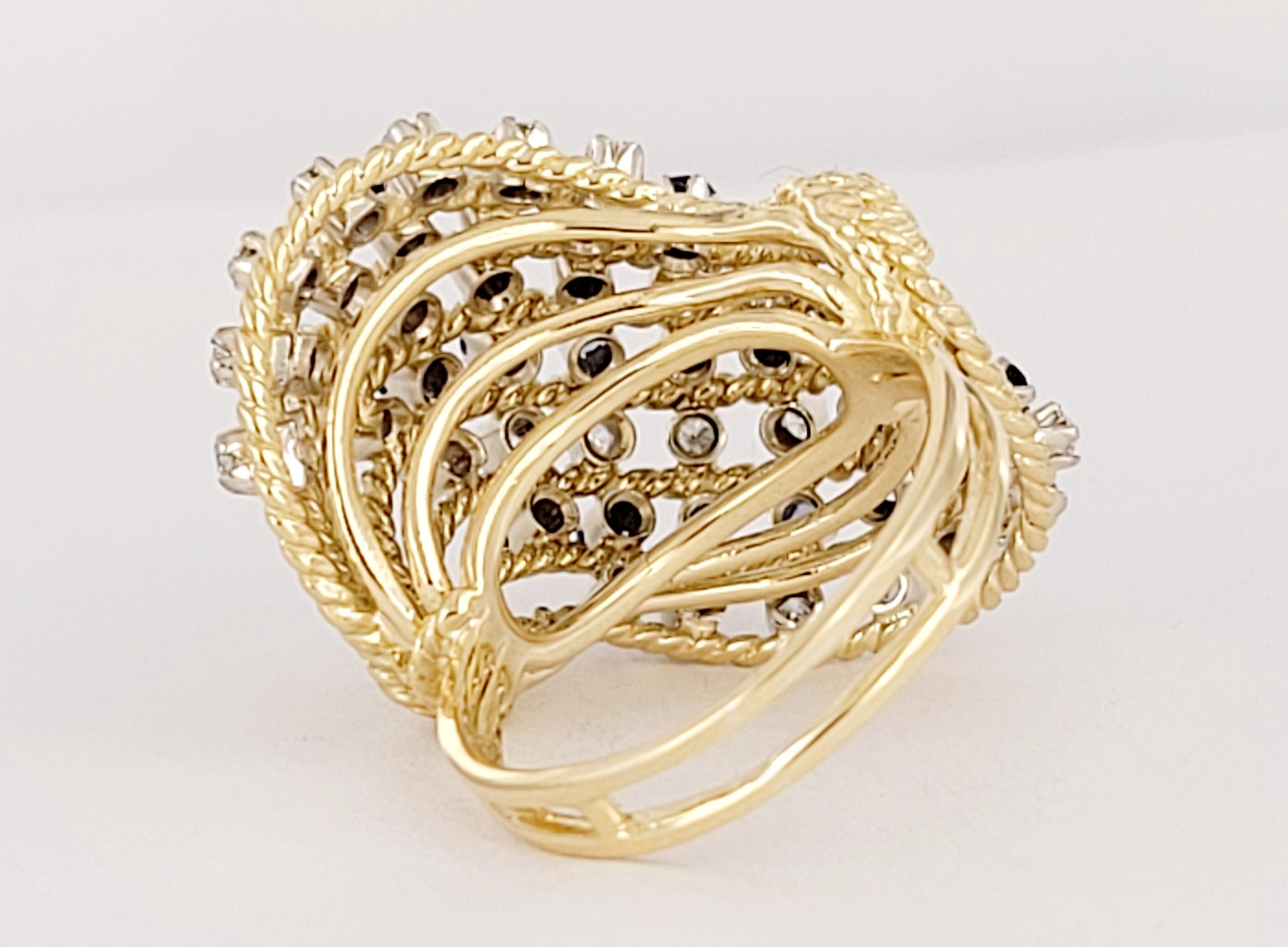 Women Vintage Cluster  Ring in 18K Yellow Gold with Sapphire and Diamonds For Sale 3