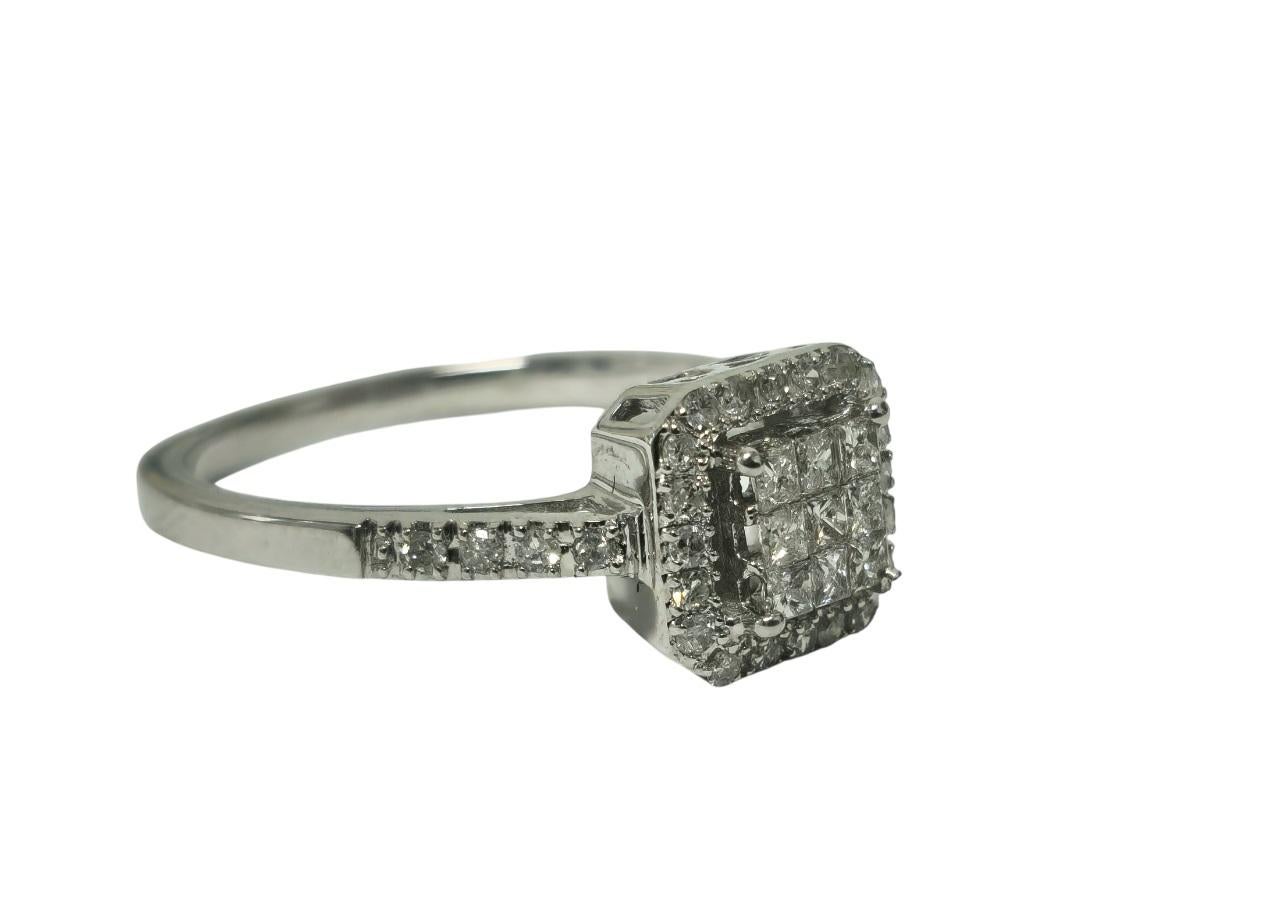 Dieser elegante Damenring ist aus 10 Karat Weißgold gefertigt und mit einem Gesamtgewicht von 0,75 Karat verziert. Dieser 2,30 Gramm schwere Ring ist mit Diamanten im Prinzessinnen- und runden Brillantschliff mit der Reinheit VS-SI und der Farbe G
