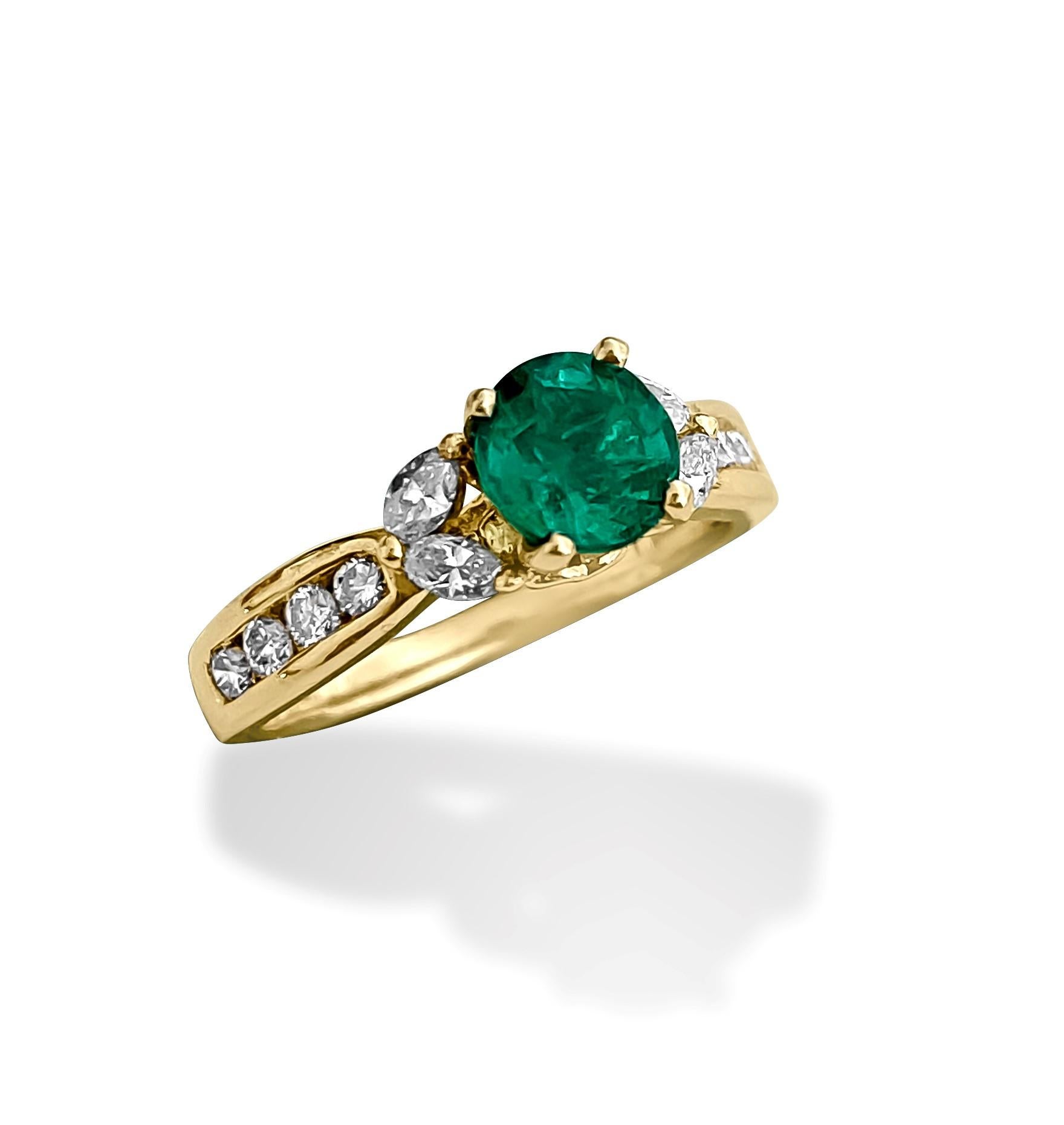 Round Cut Womens, 14k Gold, Emerald & Diamond Engagement Ring For Sale