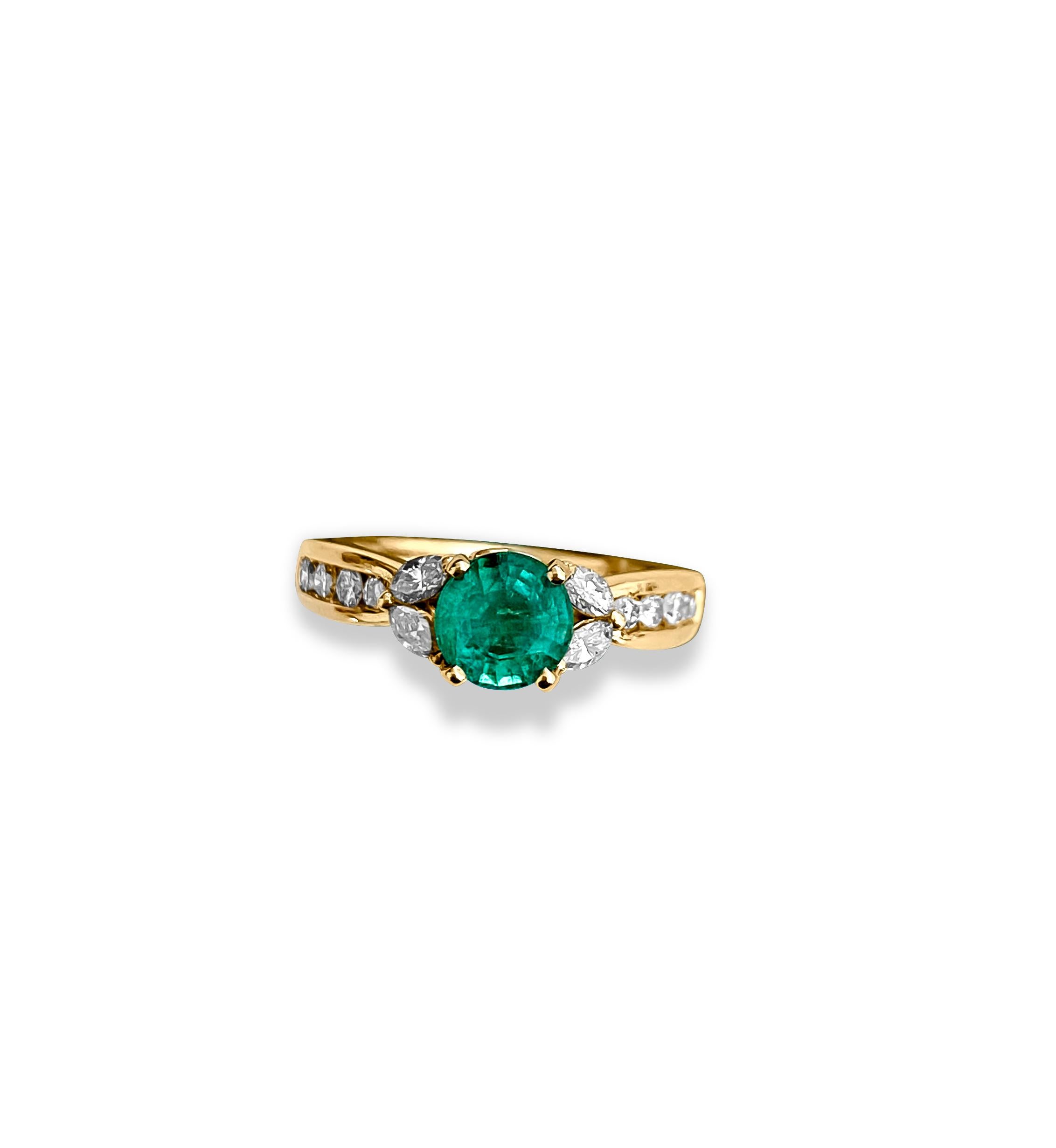 Womens, 14k Gold, Emerald & Diamond Engagement Ring In Excellent Condition For Sale In Miami, FL