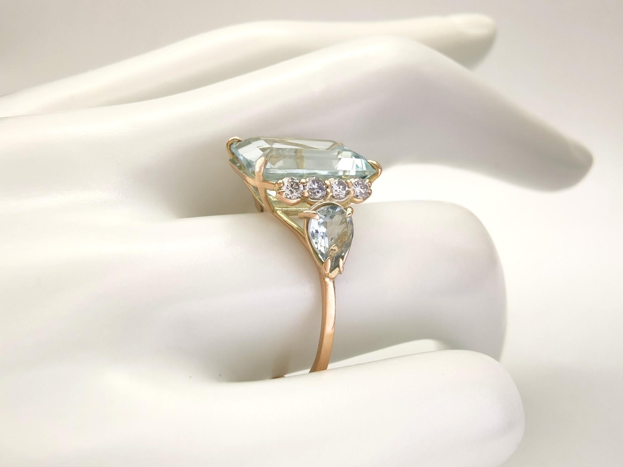 Contemporary Women's 14K Gold Ring Aquamarine and Diamonds Perfect for Proposals Engagements