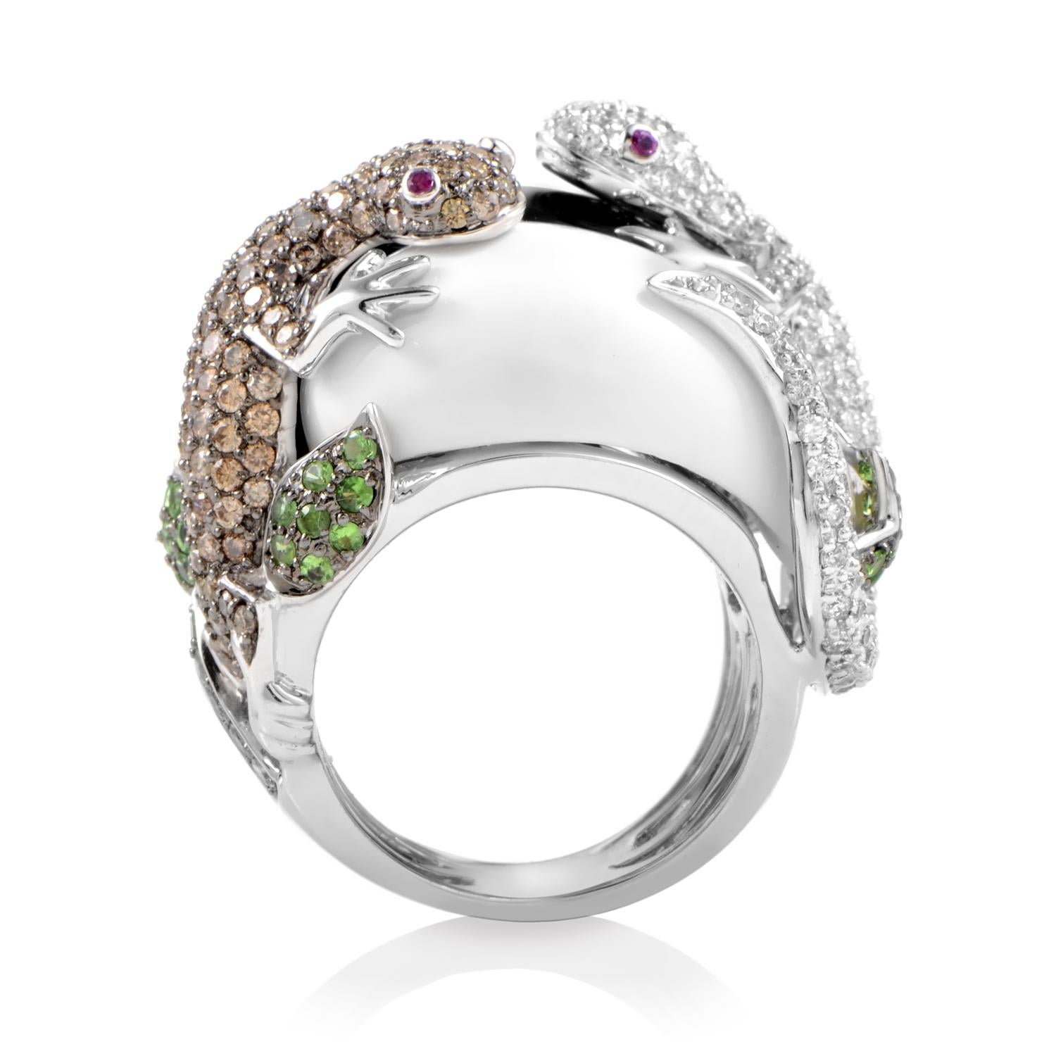 Creating an intriguing sense of duality by blending the tastefully opposing white and black onyx, this extraordinary 18K white gold ring also boasts decorations in the form of adorable geckos adorned with 0.72ct of tsavorites and 2.21 carats of