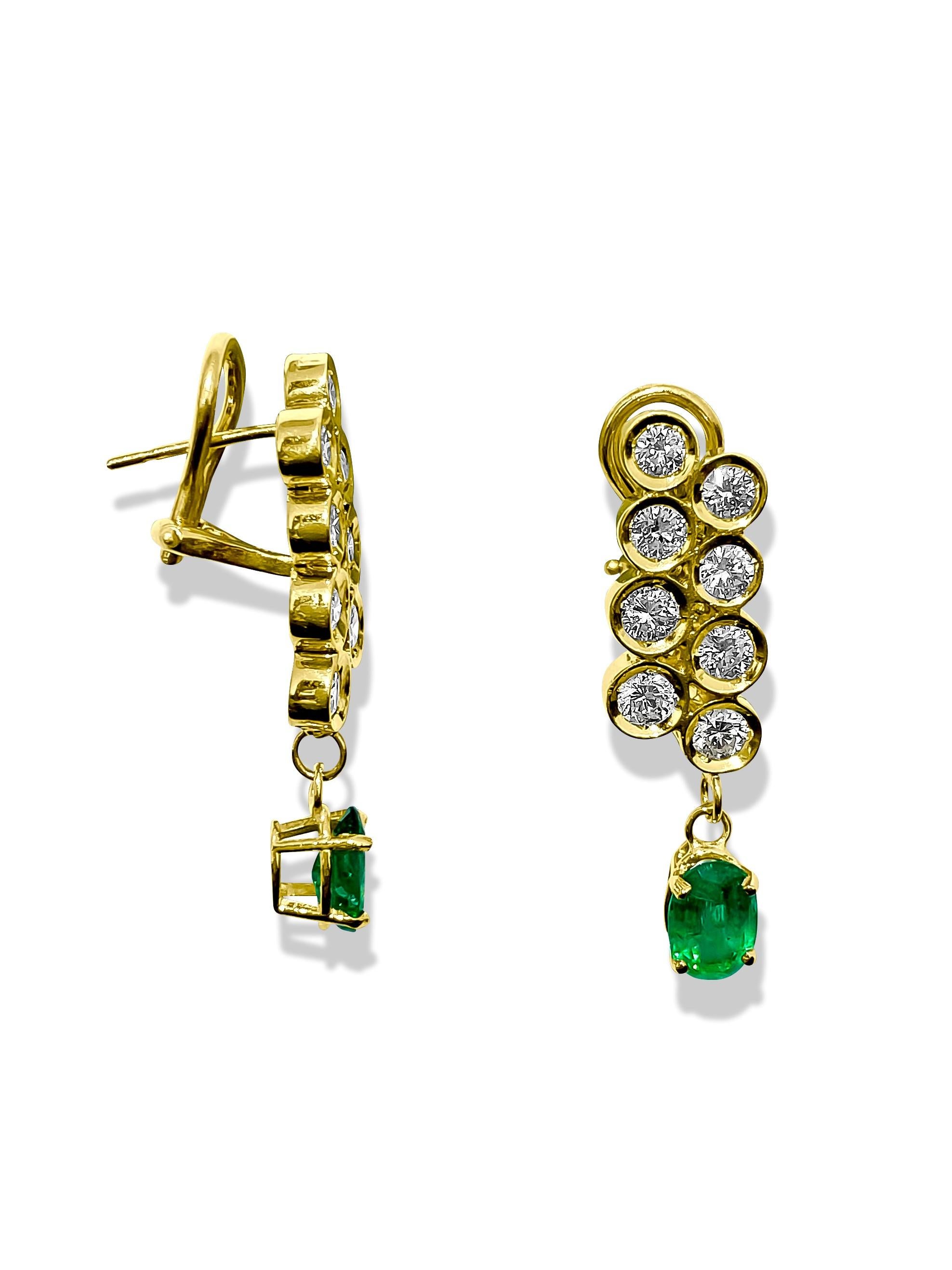Womens 3.50ct Diamond & Emerald Dangle Earrings In Excellent Condition For Sale In Miami, FL