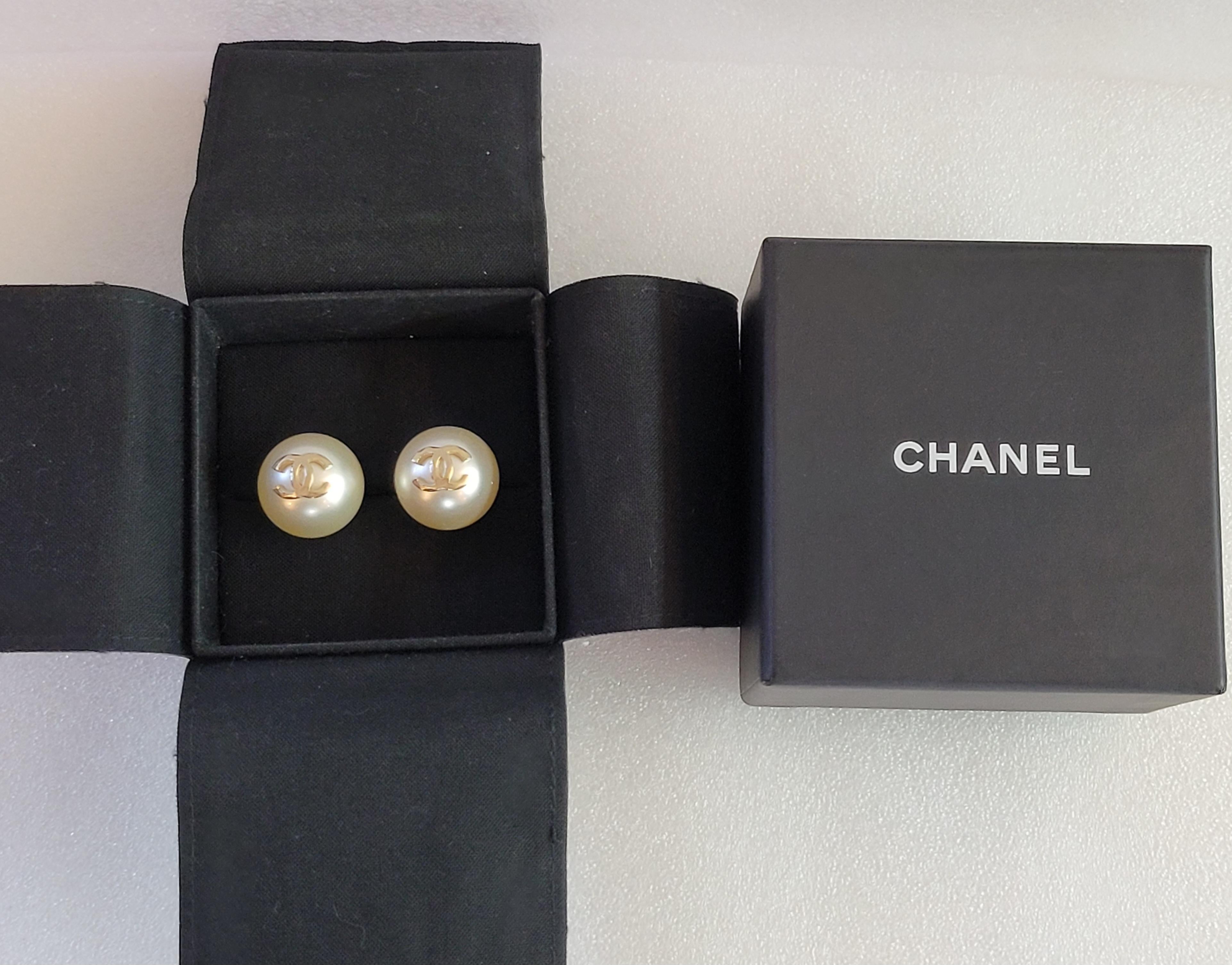 Marke Chanel

Perlen-Ohrringe 

Hergestellt in Italien im Jahr 2019  

Abmessung 20 x 18,5 mm

Ohrringe Gewicht 12.4gr

Neuwertiger Zustand, wie neu

Kommt mit Chanel Ohrring Box   