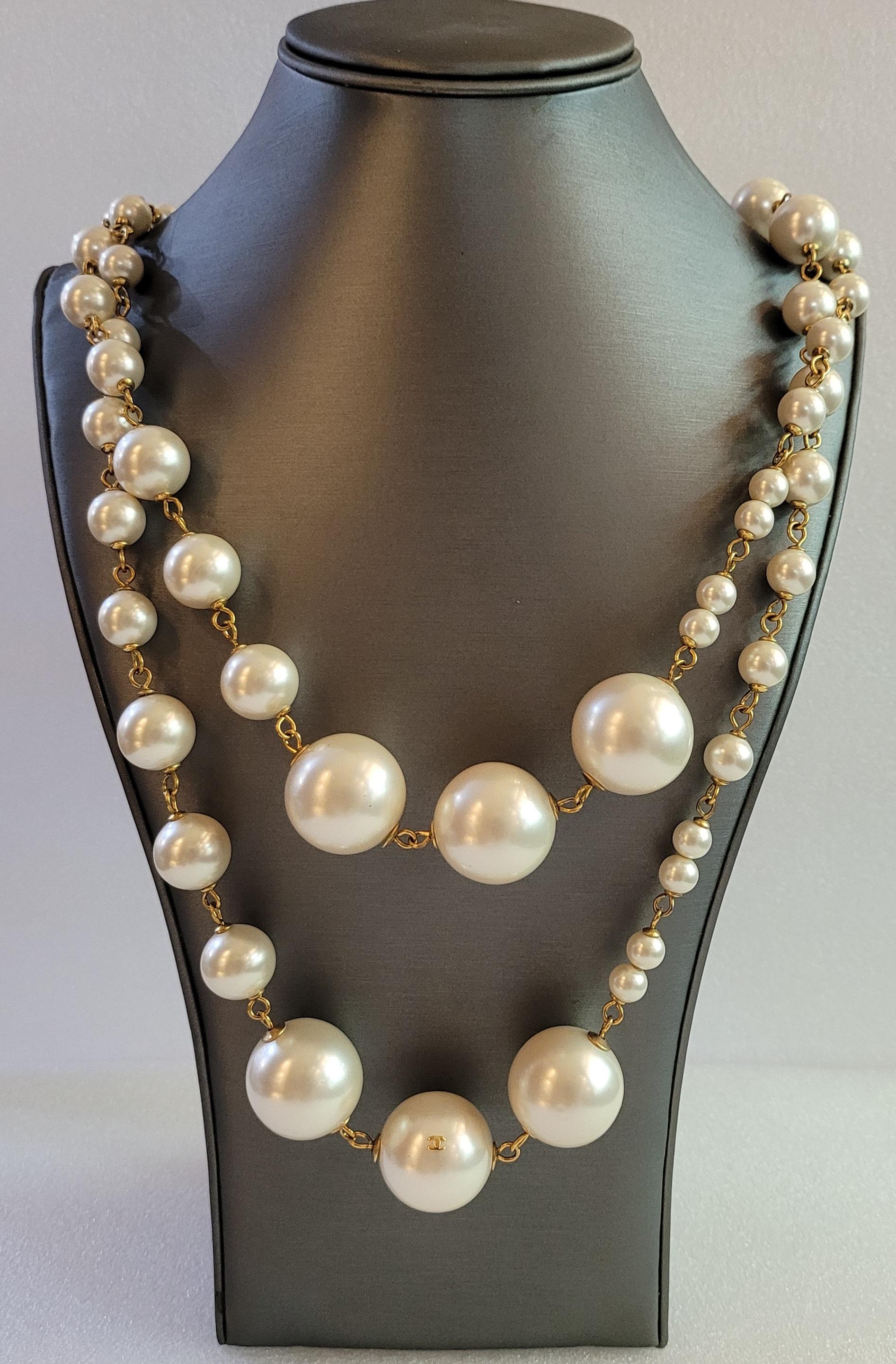 Brand Chanel 

Pearl Chain 

Big Pearl 25mm

Made in France 

Chain Length 58'' Long

Chain Weight 180.7gr 

Condition Excellent

Comes with Chanel Necklace Box

 
