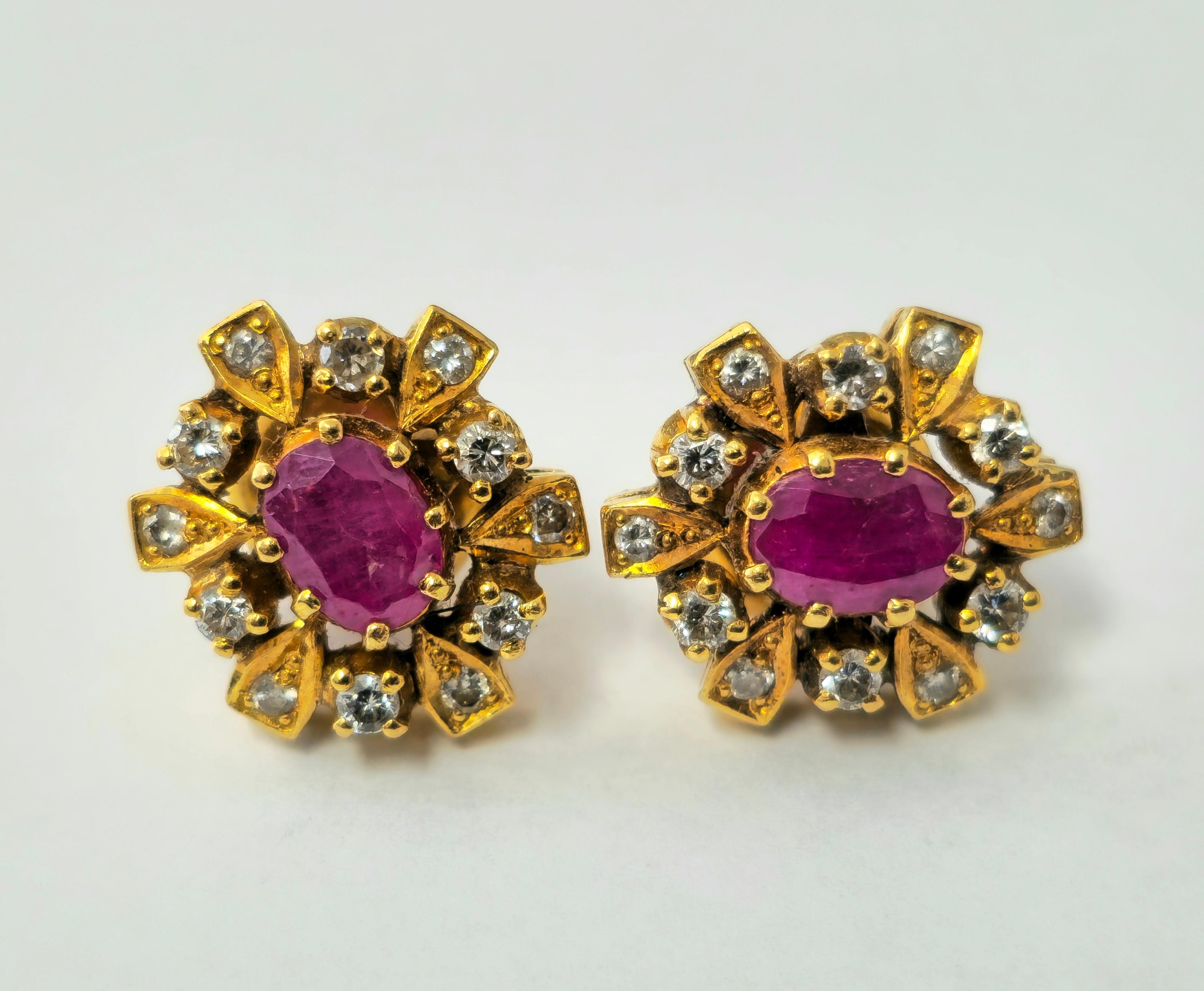 Taille ovale Boucles d'oreilles cocktail rubis et diamants en or 18k pour femmes   en vente