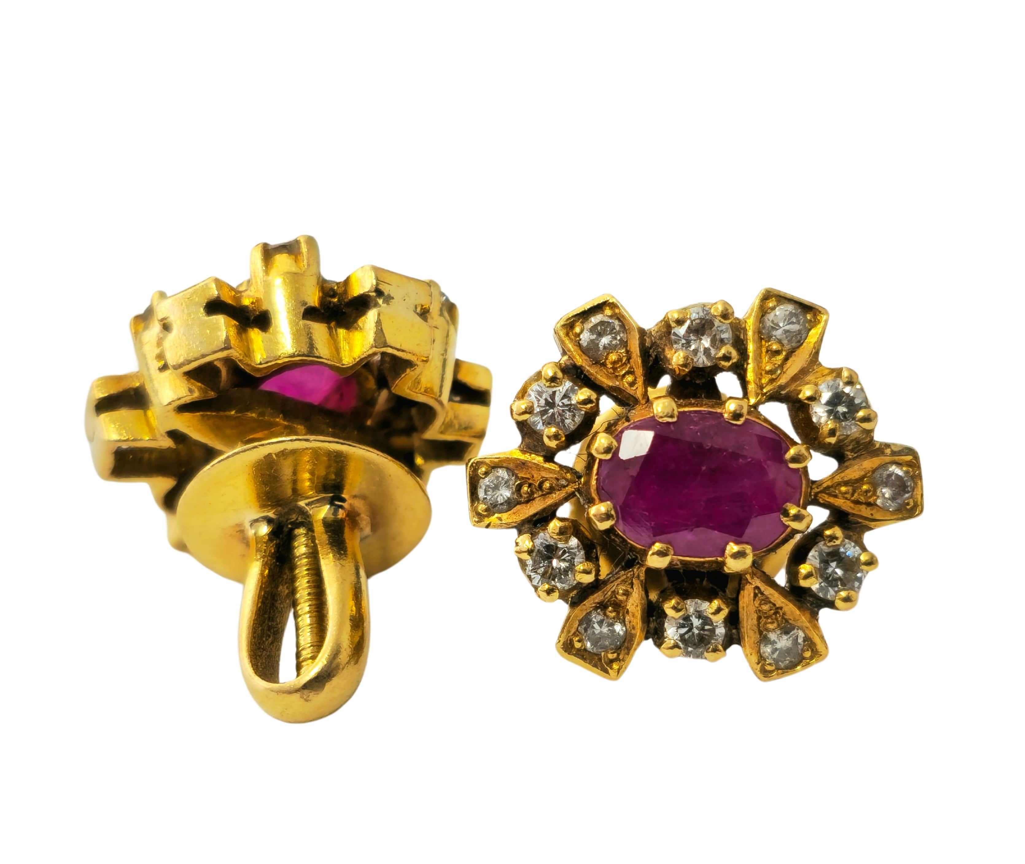 Pendientes de cóctel para mujer de rubí y diamantes en oro de 18 quilates Corte oval en venta