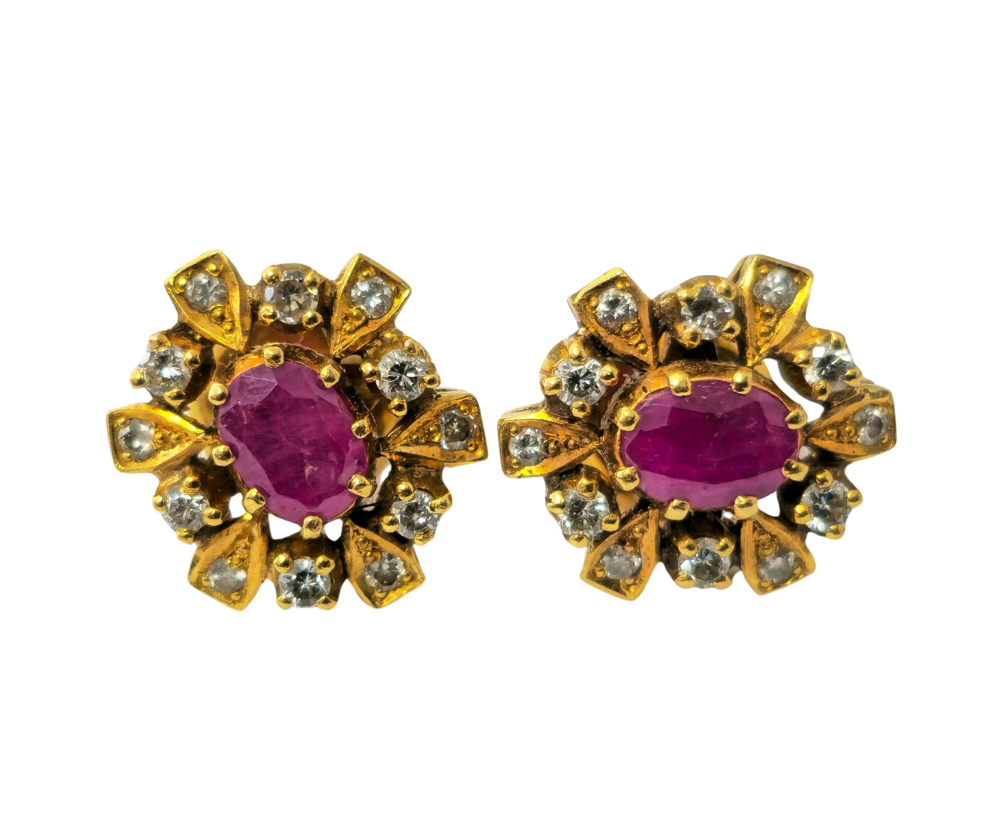 Pendientes de cóctel para mujer de rubí y diamantes en oro de 18 quilates en Excelente estado para la venta en Miami, FL