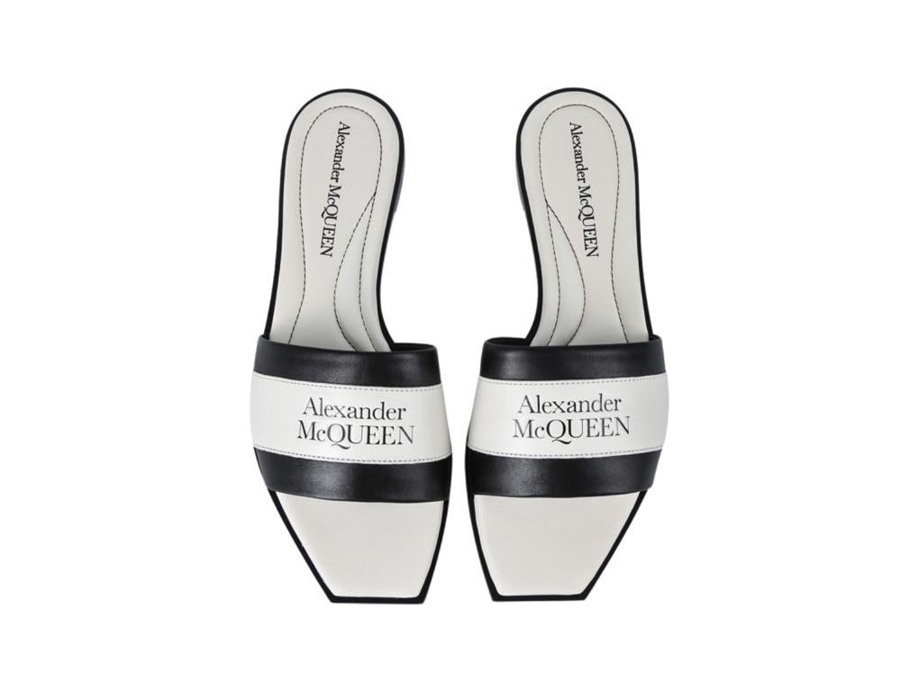 These leather slides from Alexander Mc Queen are delightful in Black/white leather. These ones are in new condition and are a size 38.5 (UK5.5)
Colour
Black/White
Material
Leather
Condition
New
Size
38.5 UK5.5
Dustbag, Tags, Box,
Features
open toe