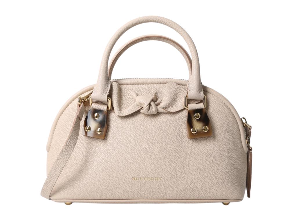 Featuring a relaxed yet refined silhouette, the Burberry Bloomsbury tote has a zip top closure and a removable long shoulder strap to make it the perfect crossbody bag. The interior is perfectly spacious for all of your day time essentials. A