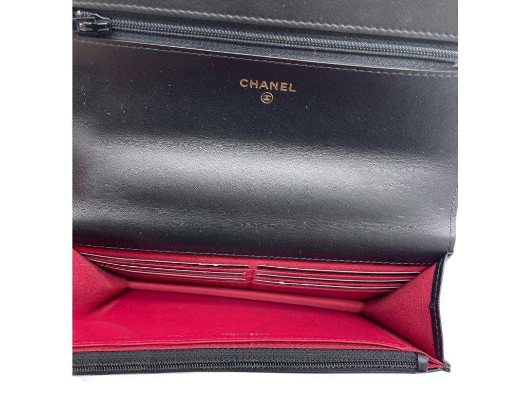 WOMENS DESIGNER Chanel 19 Wallet on Chain For Sale 1