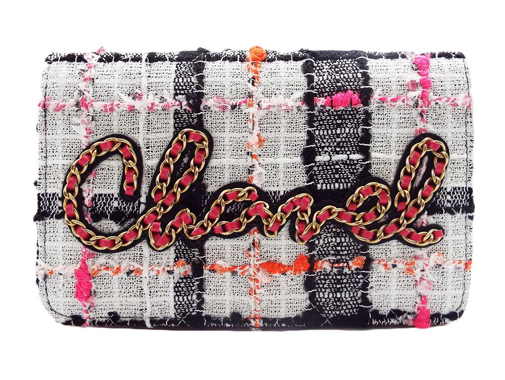 WOMENS DESIGNER Chanel 19 Wallet on Chain For Sale 1