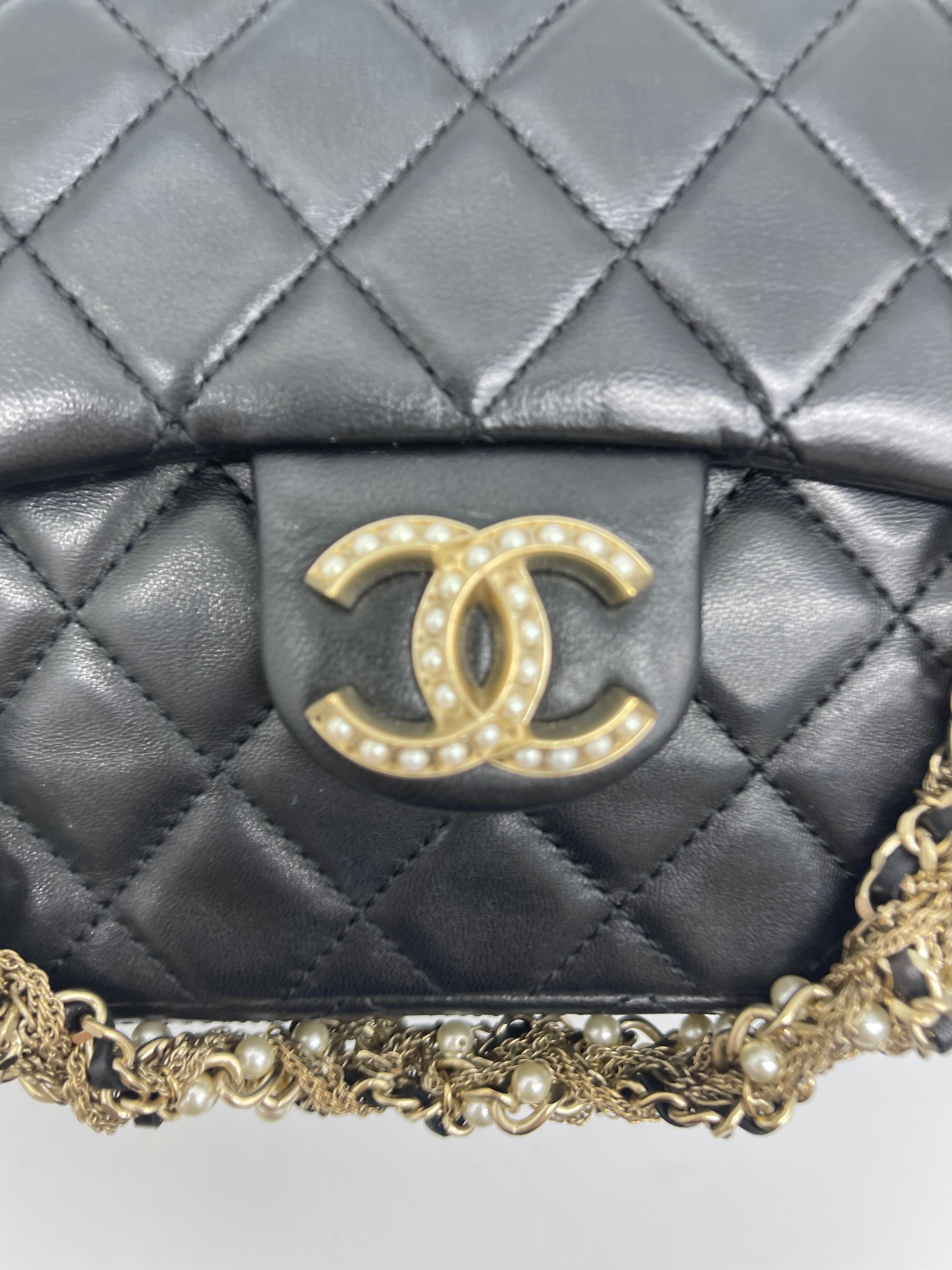 What a stunning beauty..! This Chanel Westminster Pearl Flap Bag in black lambskin, embellished with gold pearl CC clasp opening is exquisite. The bag has an interwoven leather chain and pearl strap which is two-toned in gold and silver. A beautiful