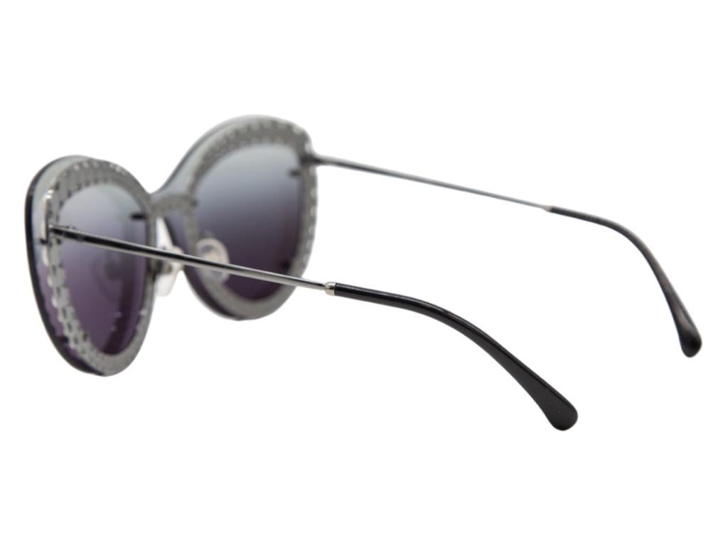 Magnifique paire de lunettes de soleil Chanel noires et imitation perles. Utilisé une poignée de fois mais toujours en excellent état.
MARQUE	
Chanel

FEATURES	
Les lentilles sont des filtres UV de catégorie 3, métal et perles d'imitation,